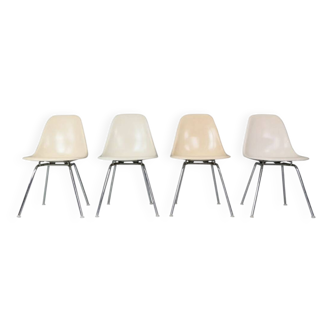 Ensemble de 4 chaises « H-Base » blanc cassé de Charles & Ray Eames pour Herman Miller, 1960