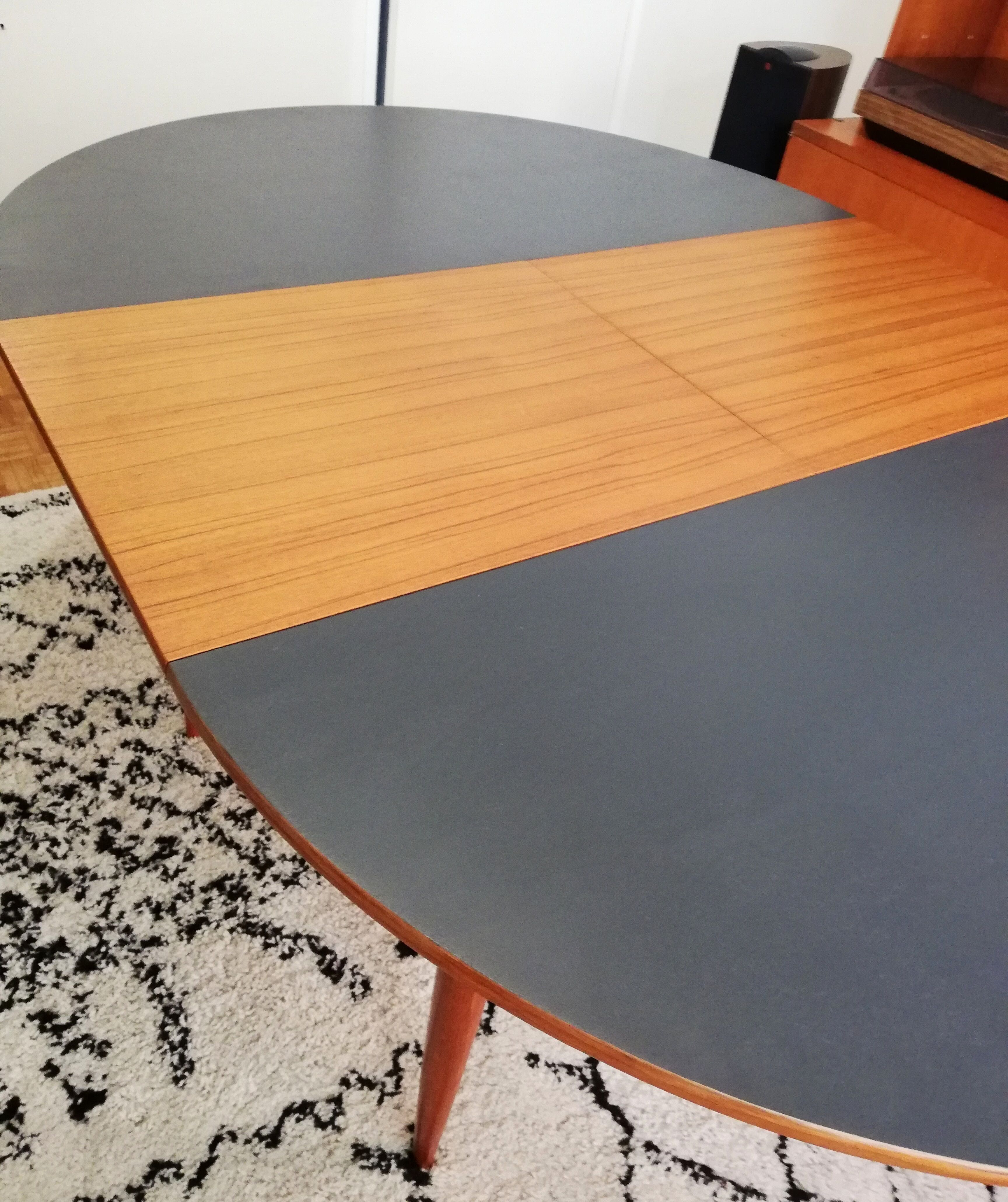 Expandable teak round table