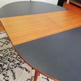 Expandable teak round table