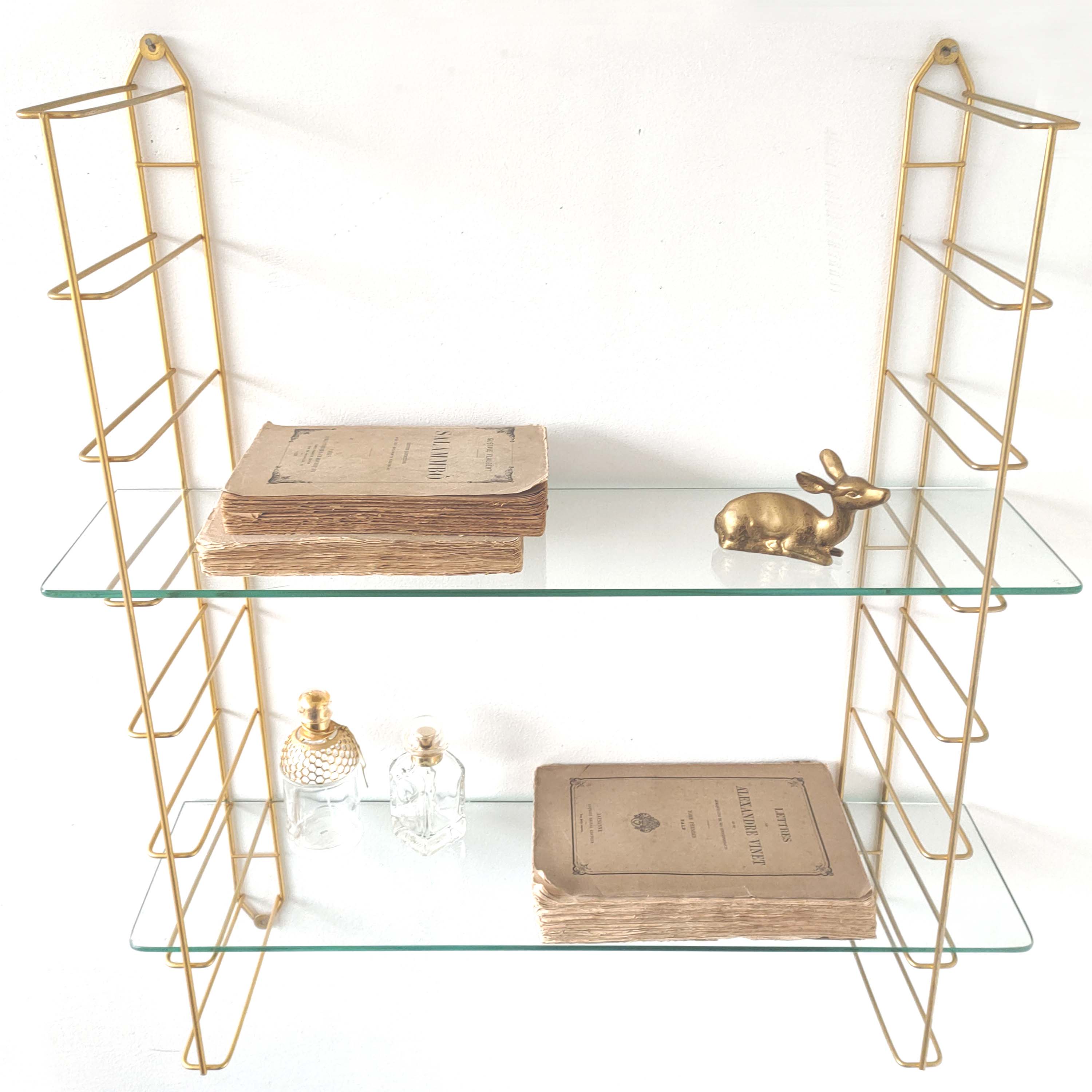 Etagère murale dorée et verre