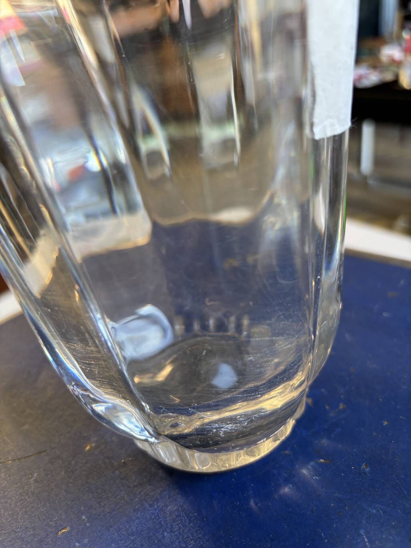 Tulip vase in Daum crystal from the 1960s.