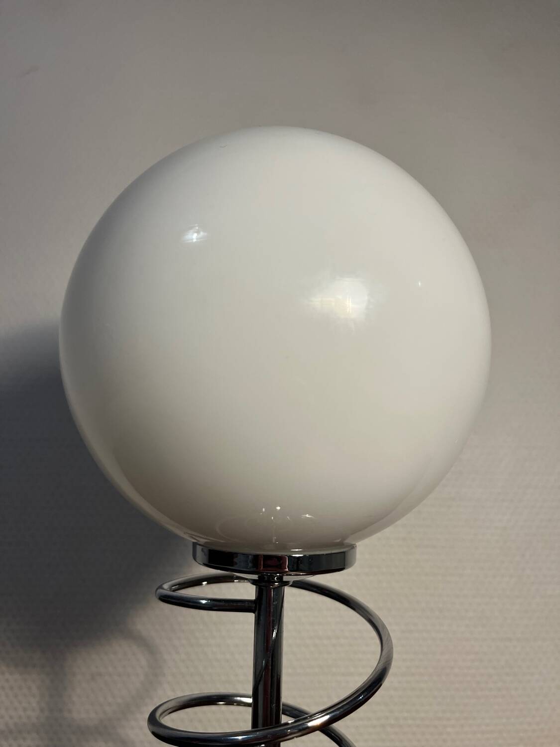 Metal base lamp, spring style, opaline globe