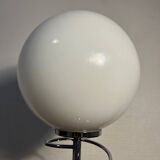Lampe pied métal style ressort globe opalin