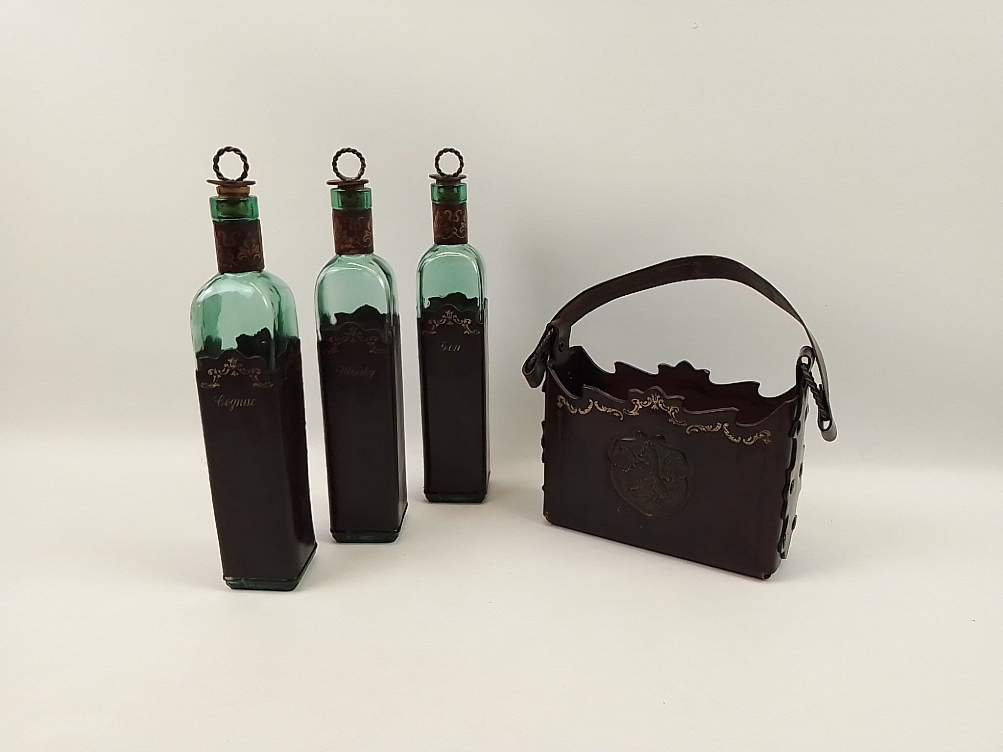 Set 3 bottles with leather bottle holders