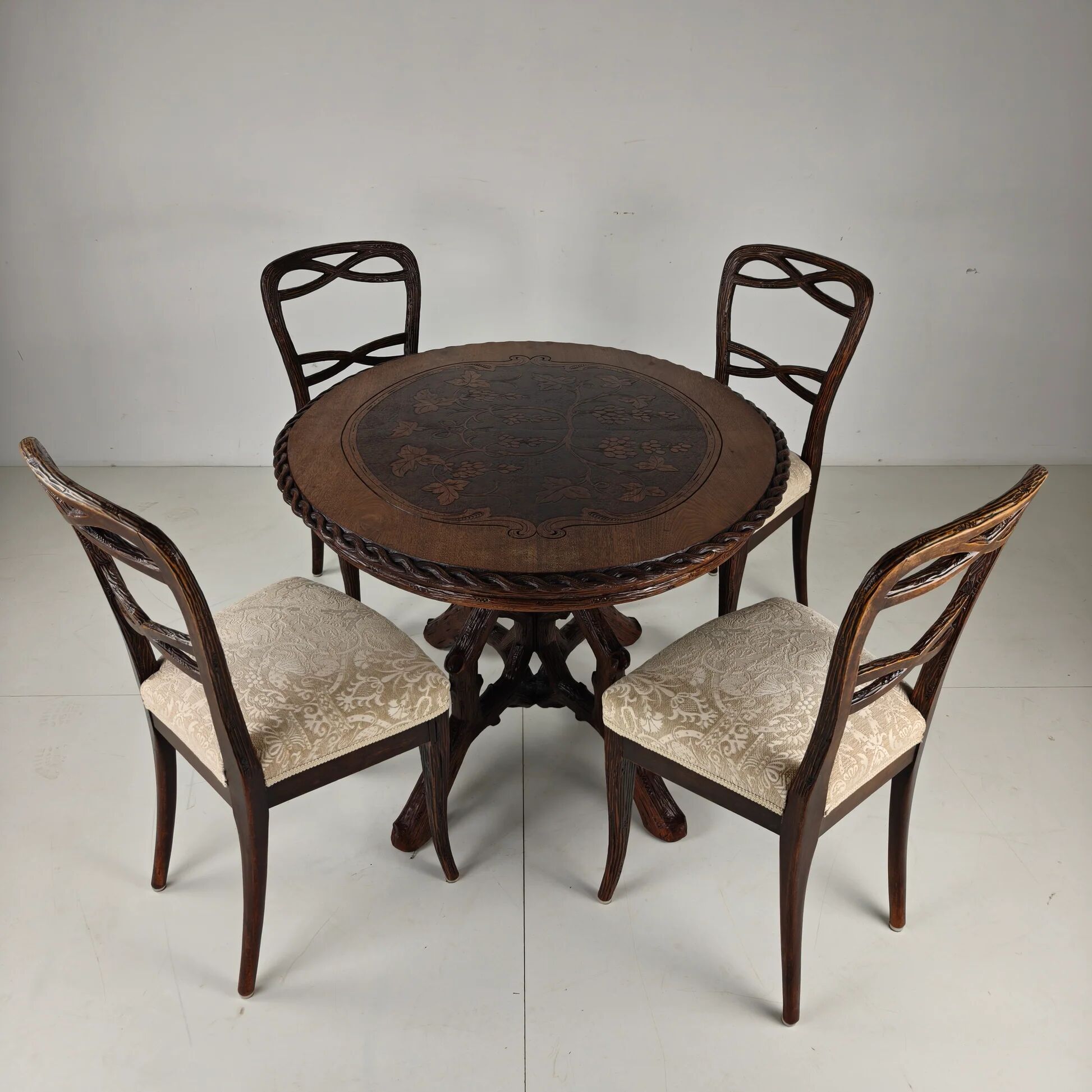 Table à manger de style Forêt-Noire par Horrix – vers 1880