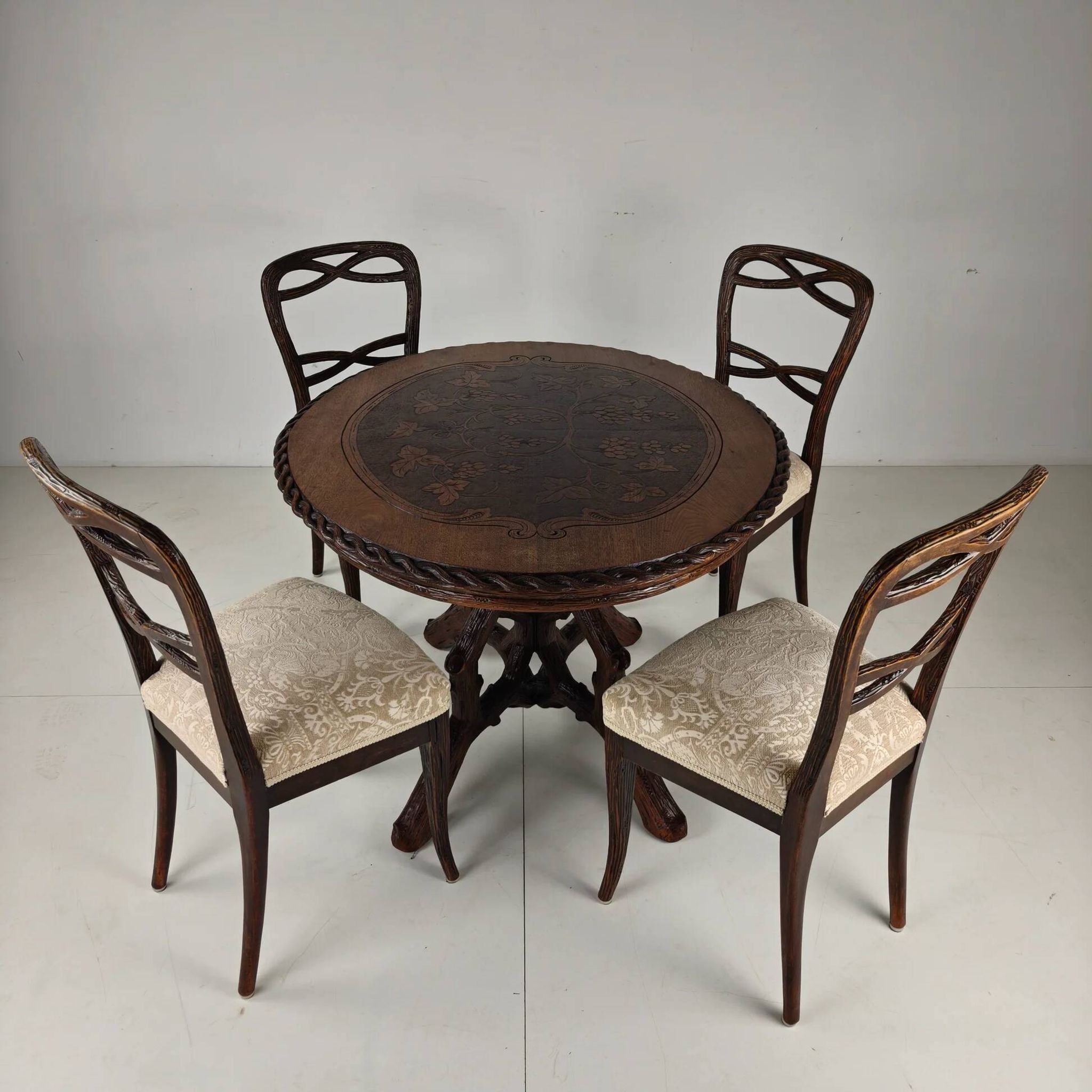 Table à manger de style Forêt-Noire par Horrix – vers 1880