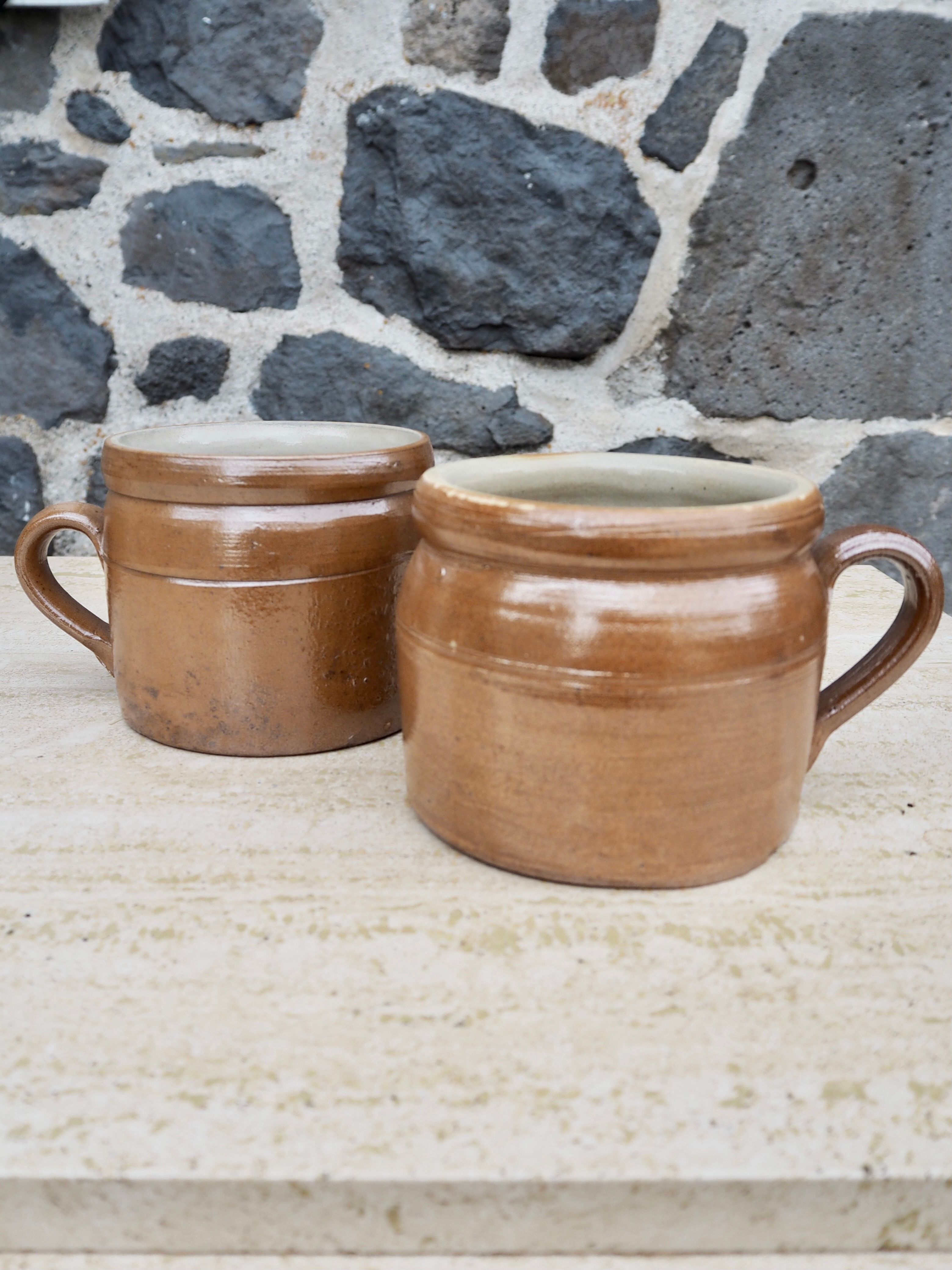 Duo of sandstone pots with handle