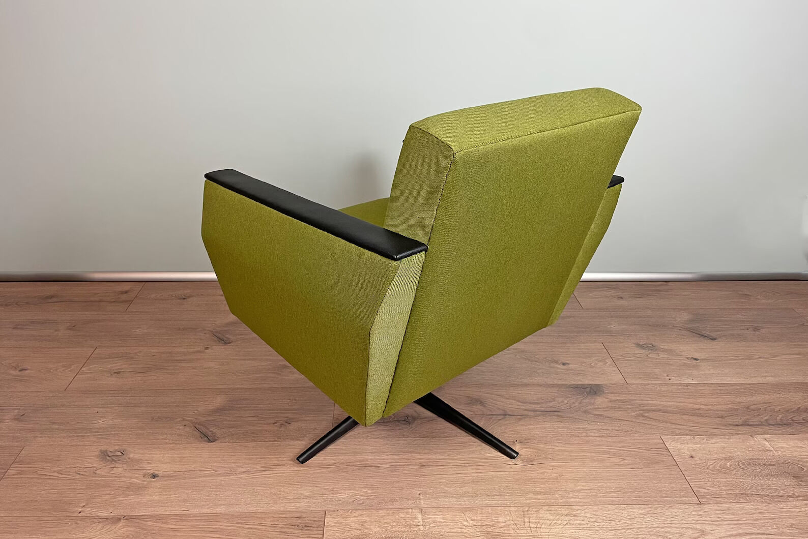 Restored vintage green swivel lounge armchair from 60's / mid century / upholseted / chair