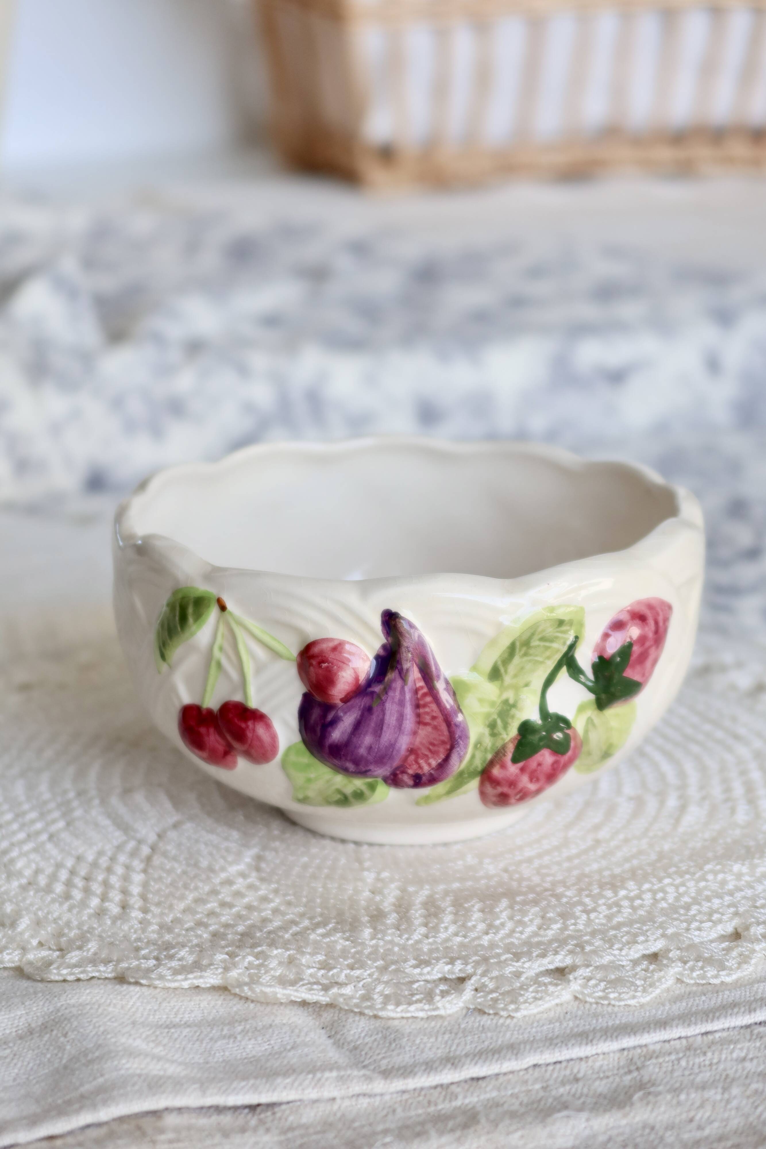 Vintage earthenware bowl with barbotine decoration - Fruit motif