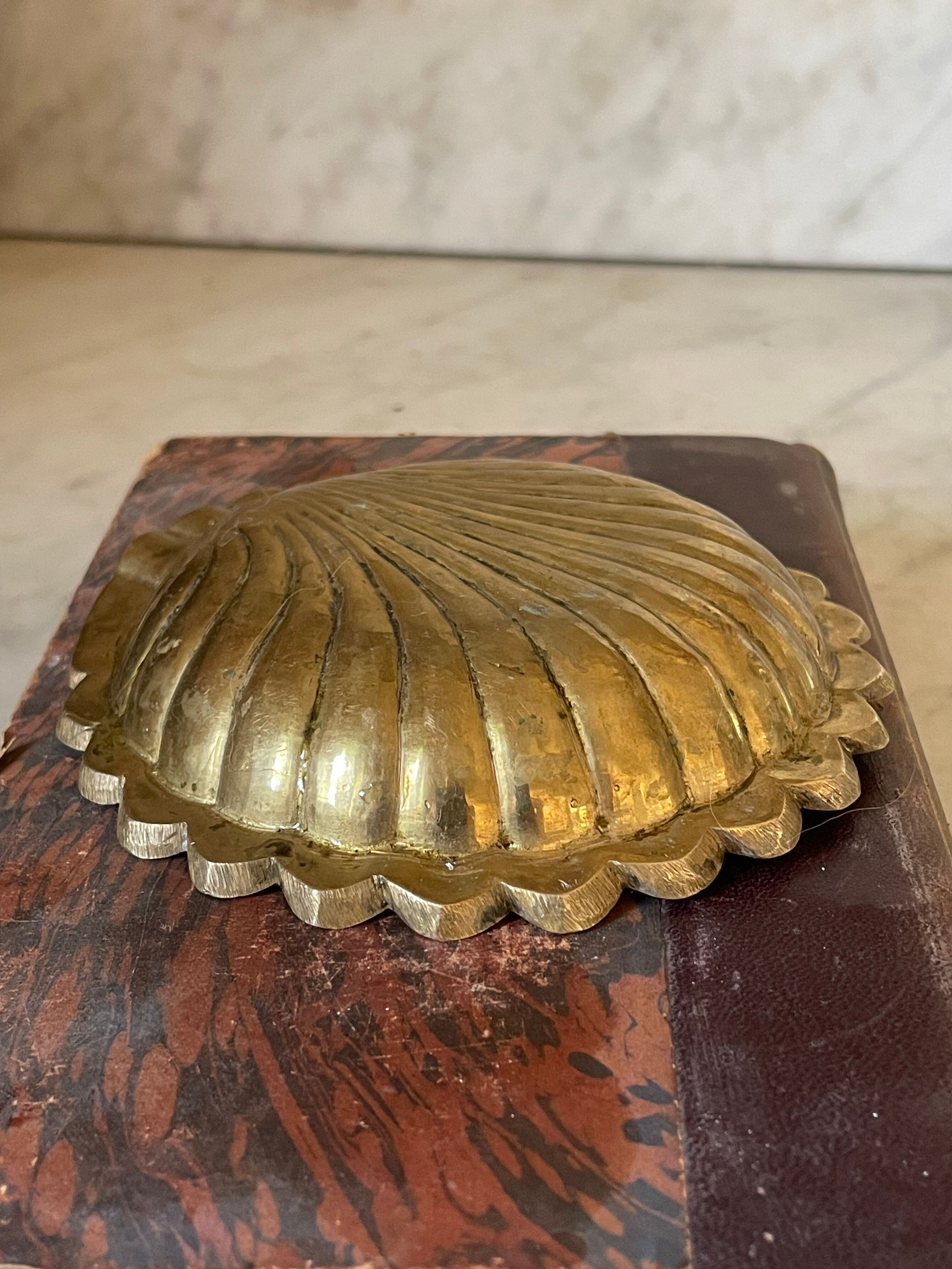 Cendrier coquille en laiton massif