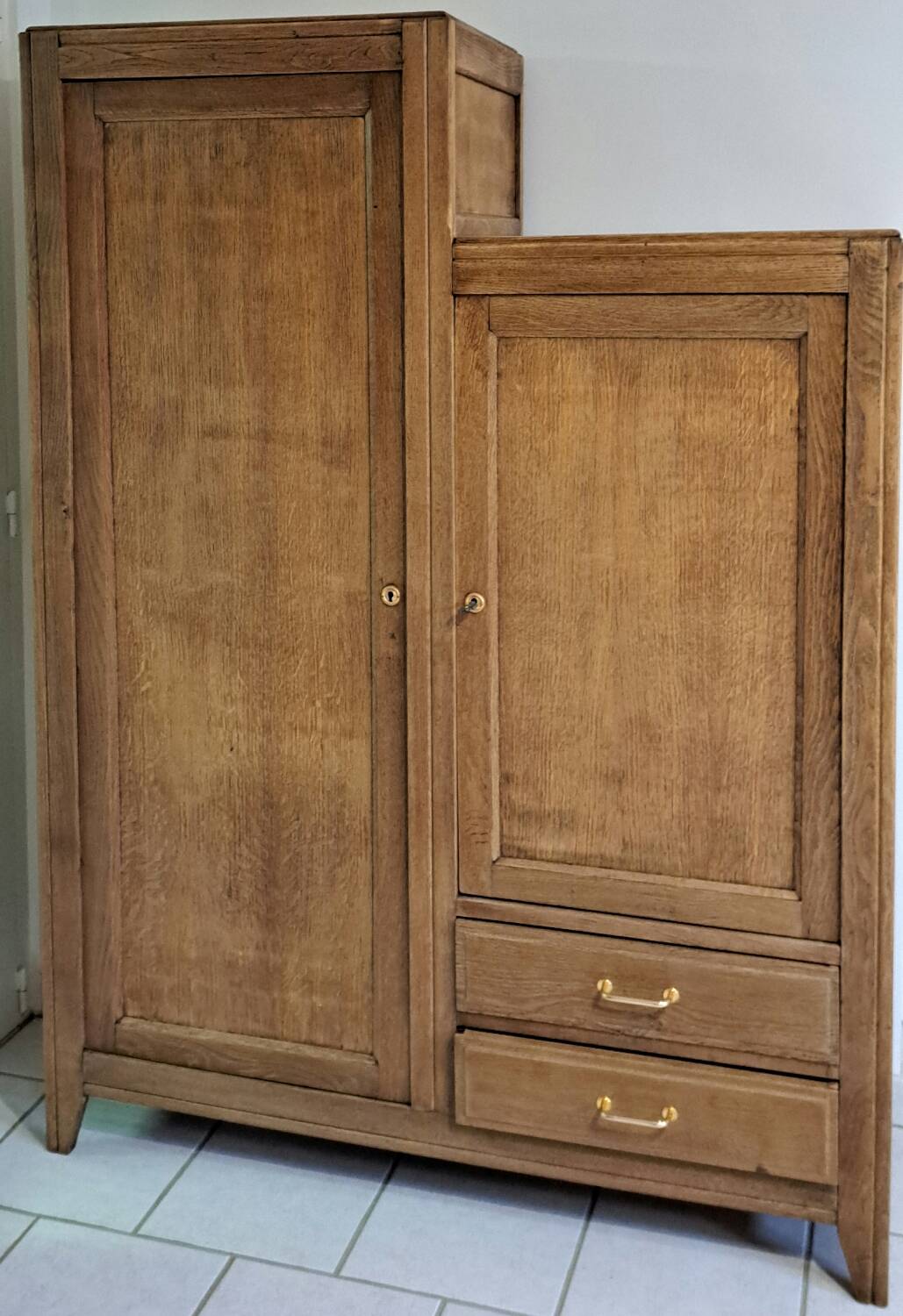 Asymmetrical wardrobe