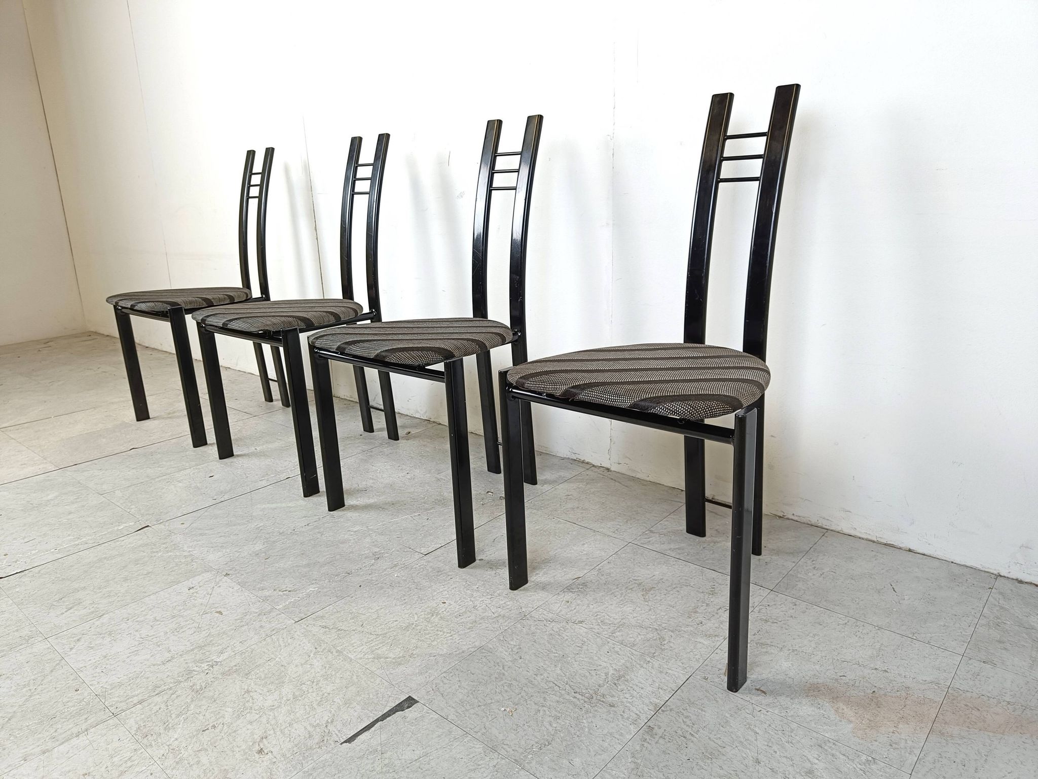 Chaises de salle à manger postmodernes, ensemble de 4 des années 1980