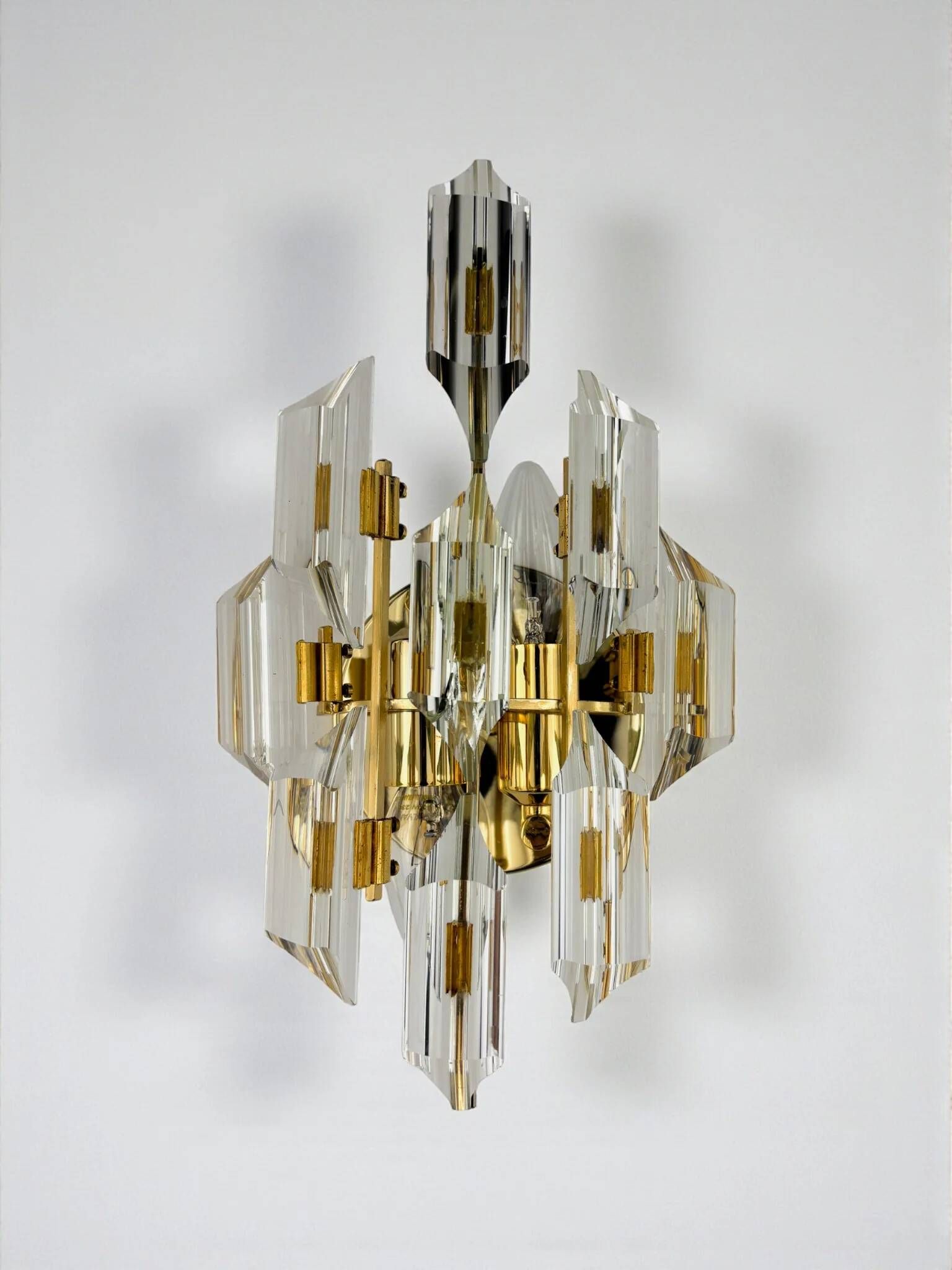 Oscar Torlasco for Stilkronen wall sconce, cut Murano glass, Italy, circa 1970s