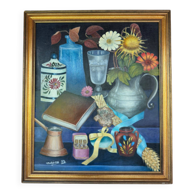 Nature morte vintage aux fleurs et objets – Peinture sur toile signée Maine