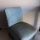 Fauteuil chauffeuse crapaud vintage en velours bleu à franges