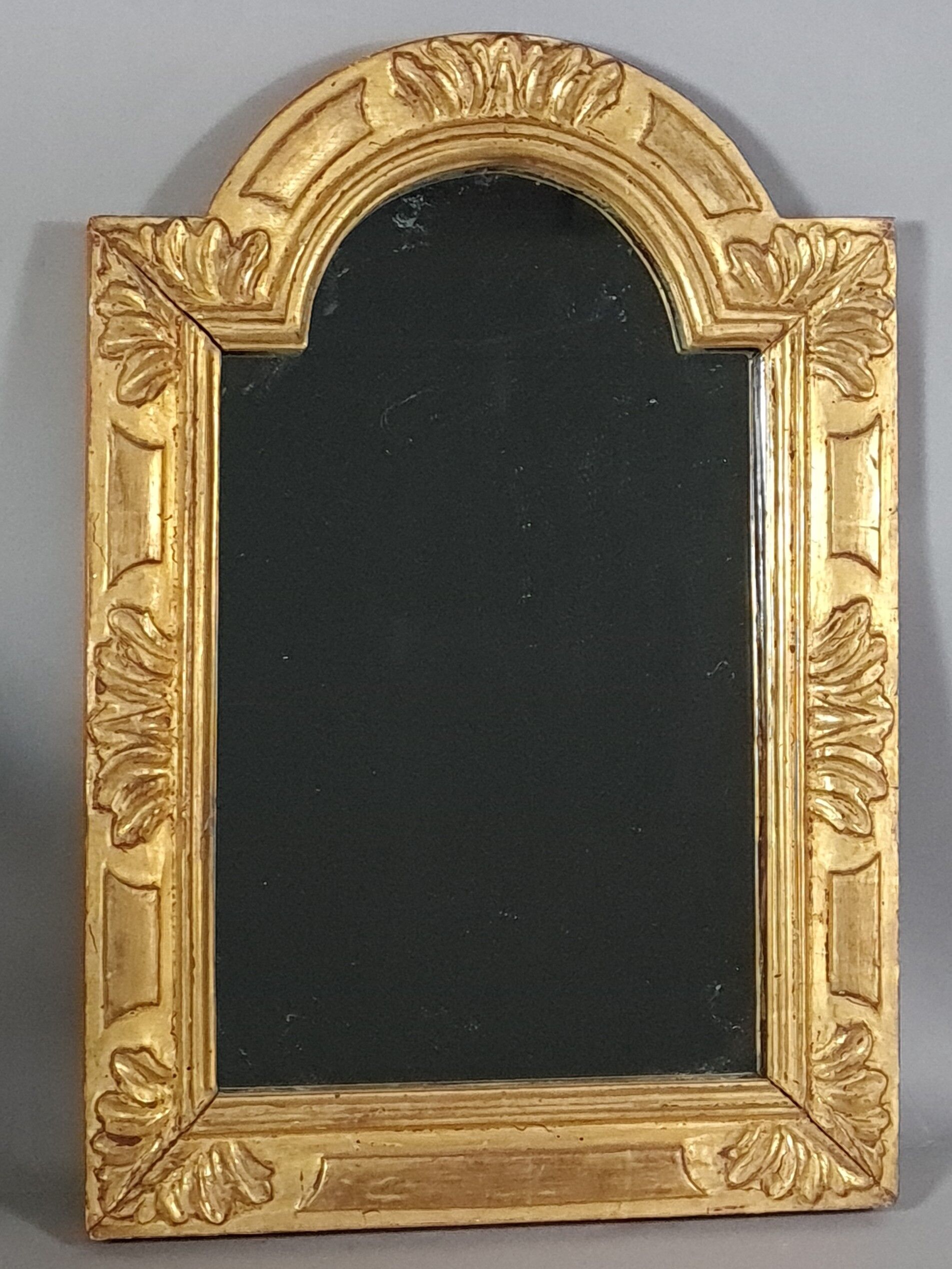 Antique mirror with hat-shaped frame, carved and gilded wood, 46x32 cm D011