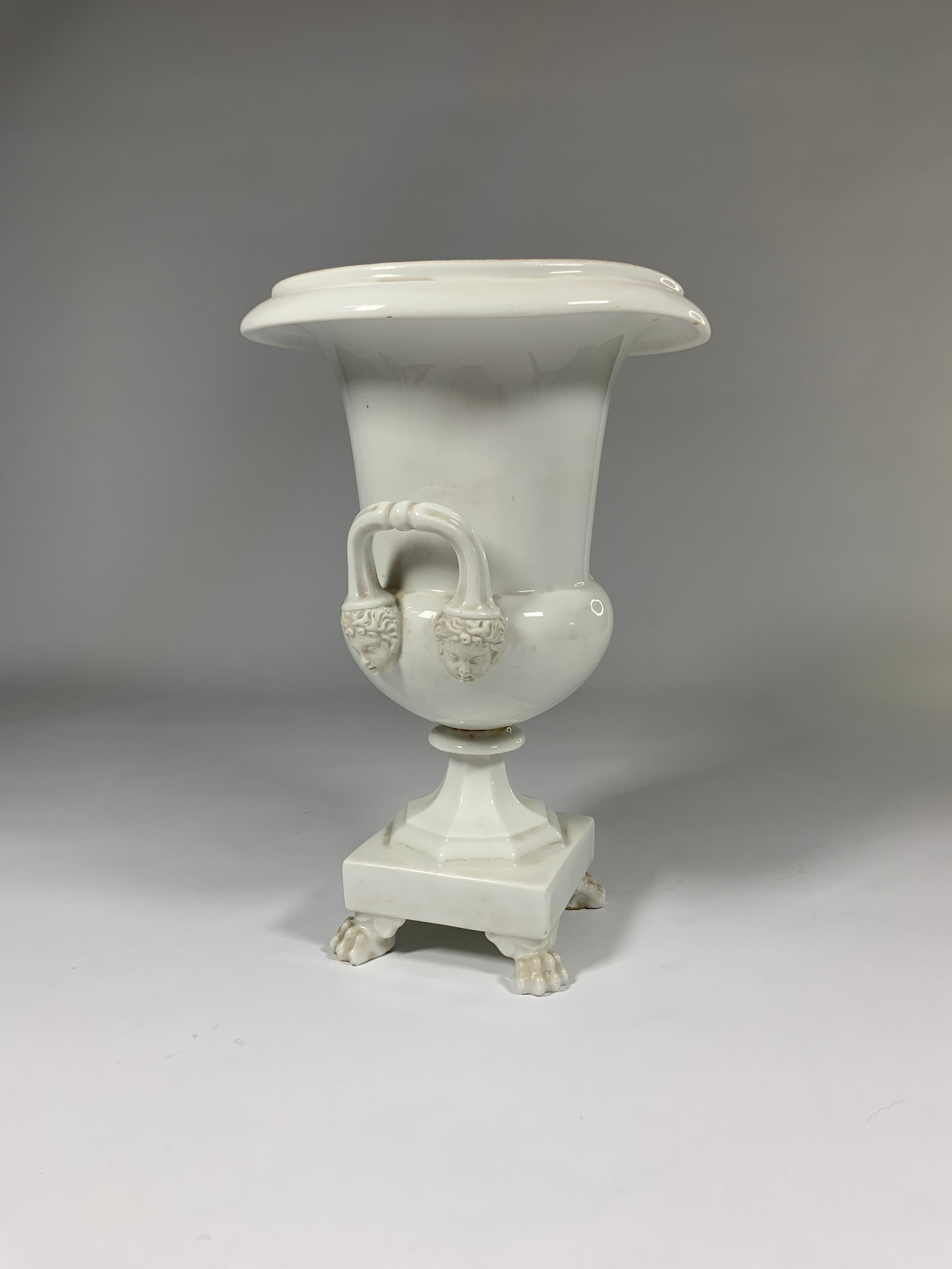 Vase de style Médicis en porcelaine de Paris blanche de la fin 19ème siècle