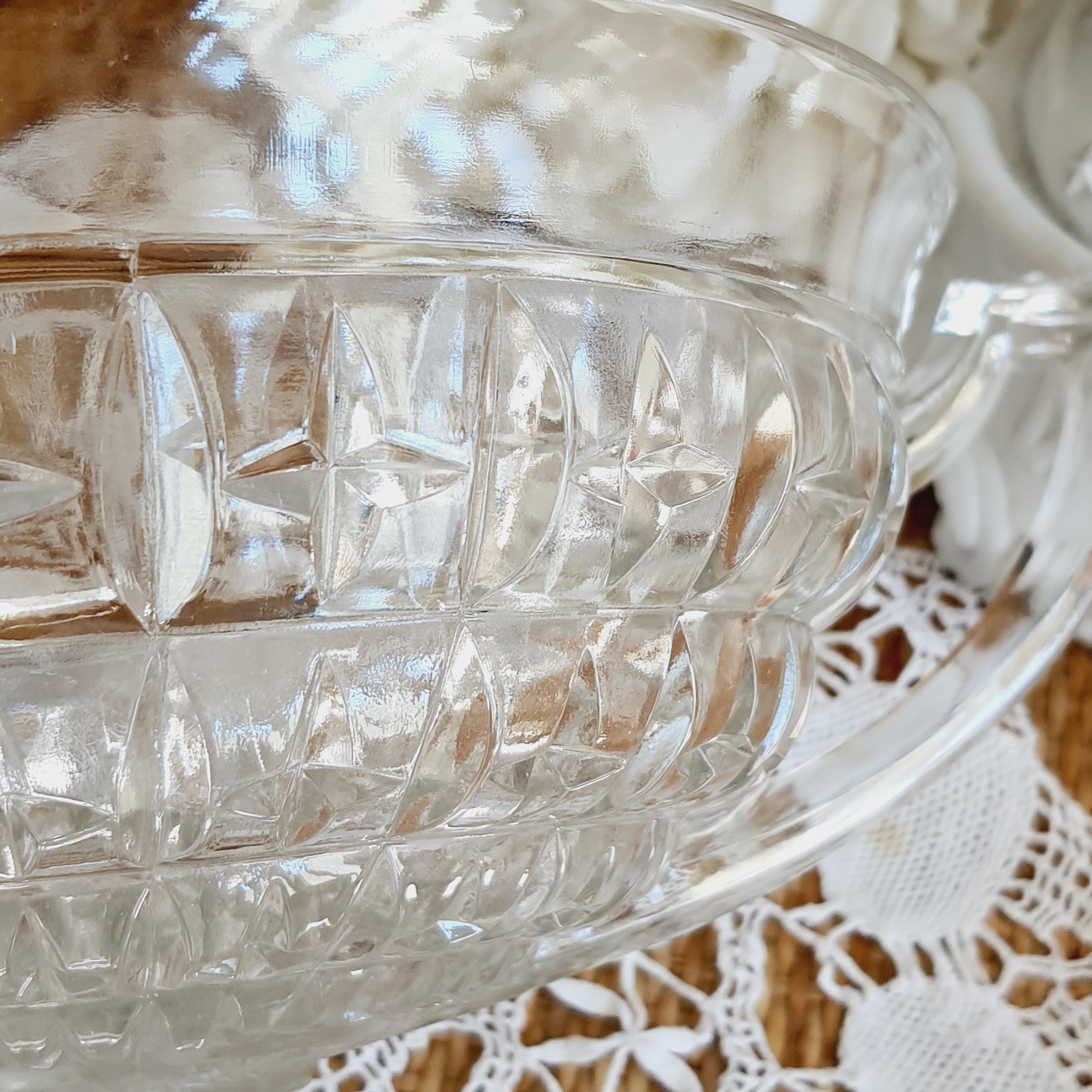 Hollow dish on piedouche with 2 glass handles