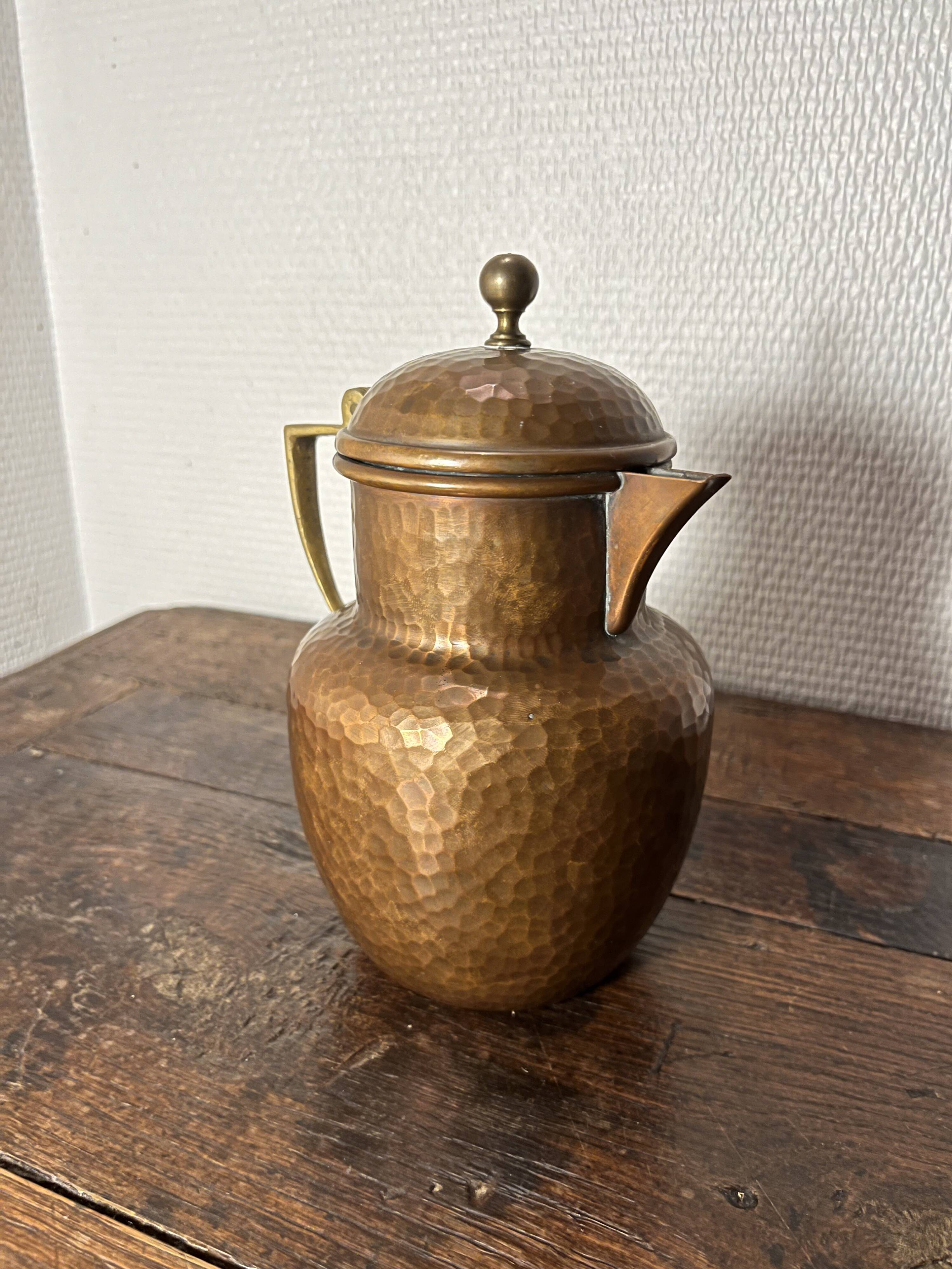 Hammered copper coffee pot signed Aug. Dannhauer, Geneva – 3/4 L