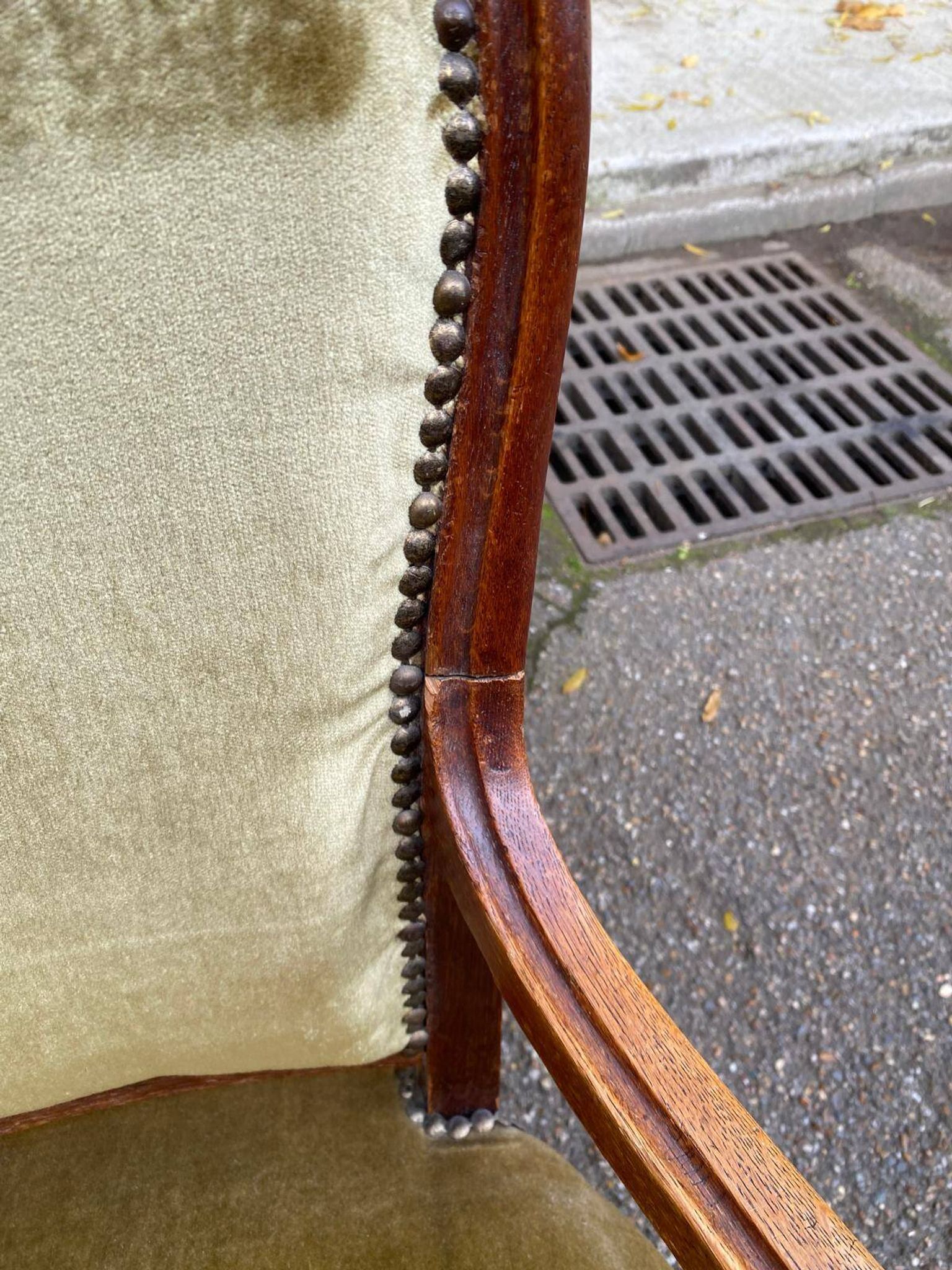 Fauteuil impérial en chêne et velours beige du 19ème siècle