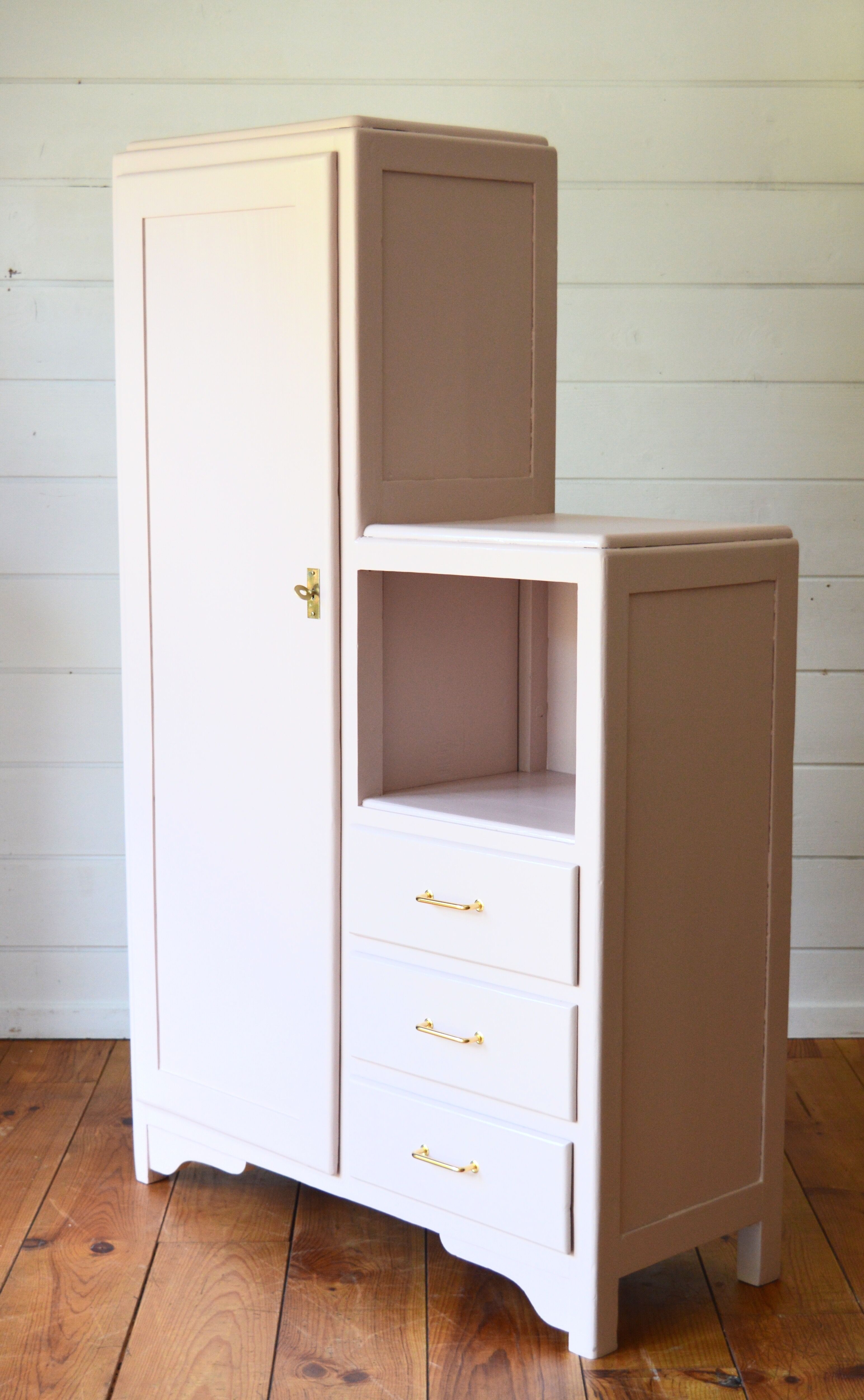 Asymmetric cabinet