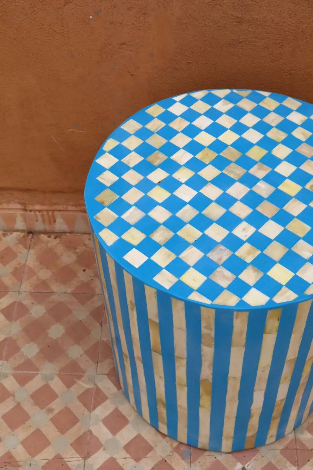 Table d'appoint tabouret en marqueterie os et résine bleue