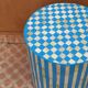 Table d'appoint tabouret en marqueterie os et résine bleue