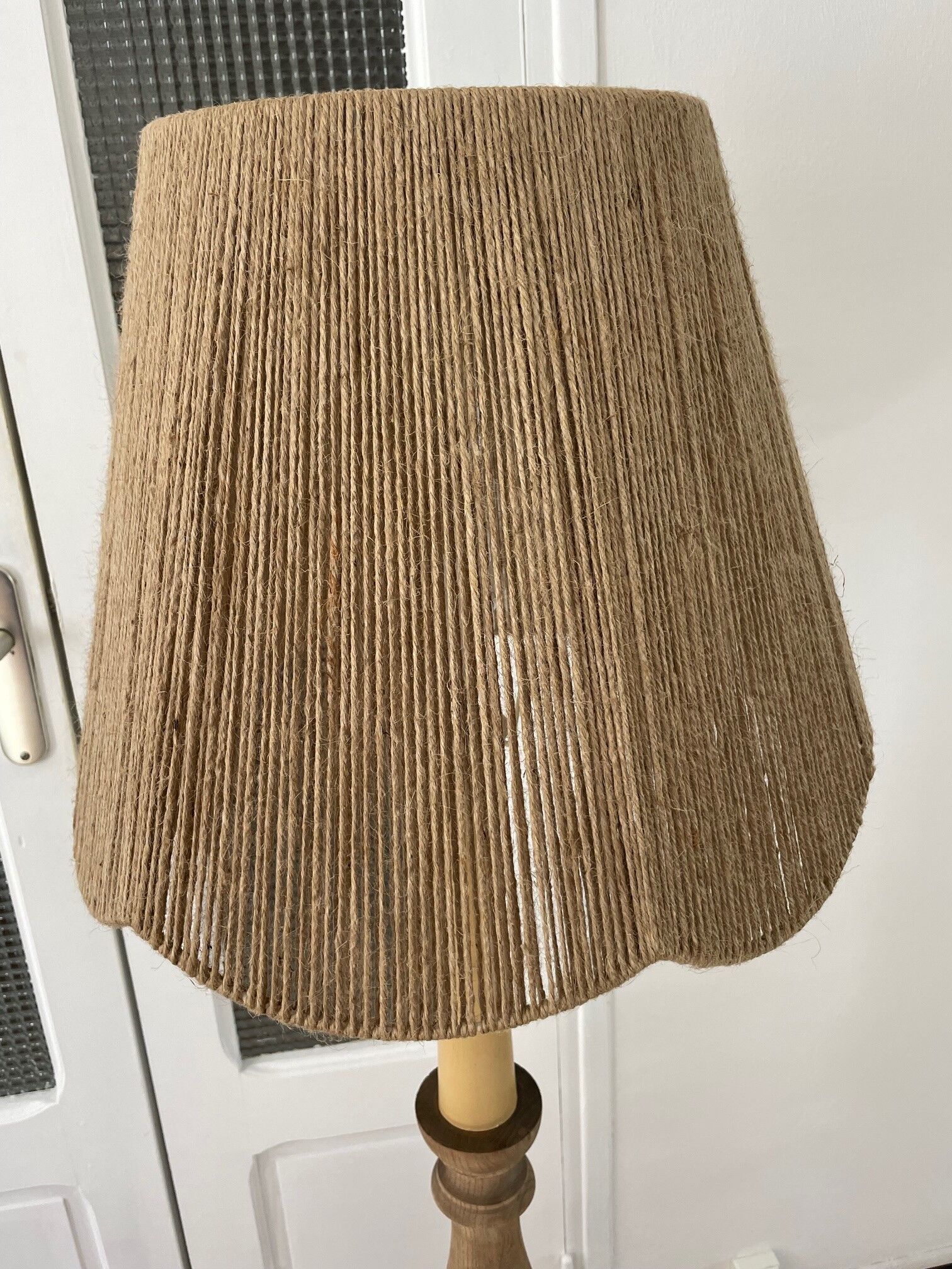 Lampadaire vintage en bois naturel et abat jour en corde années 1960