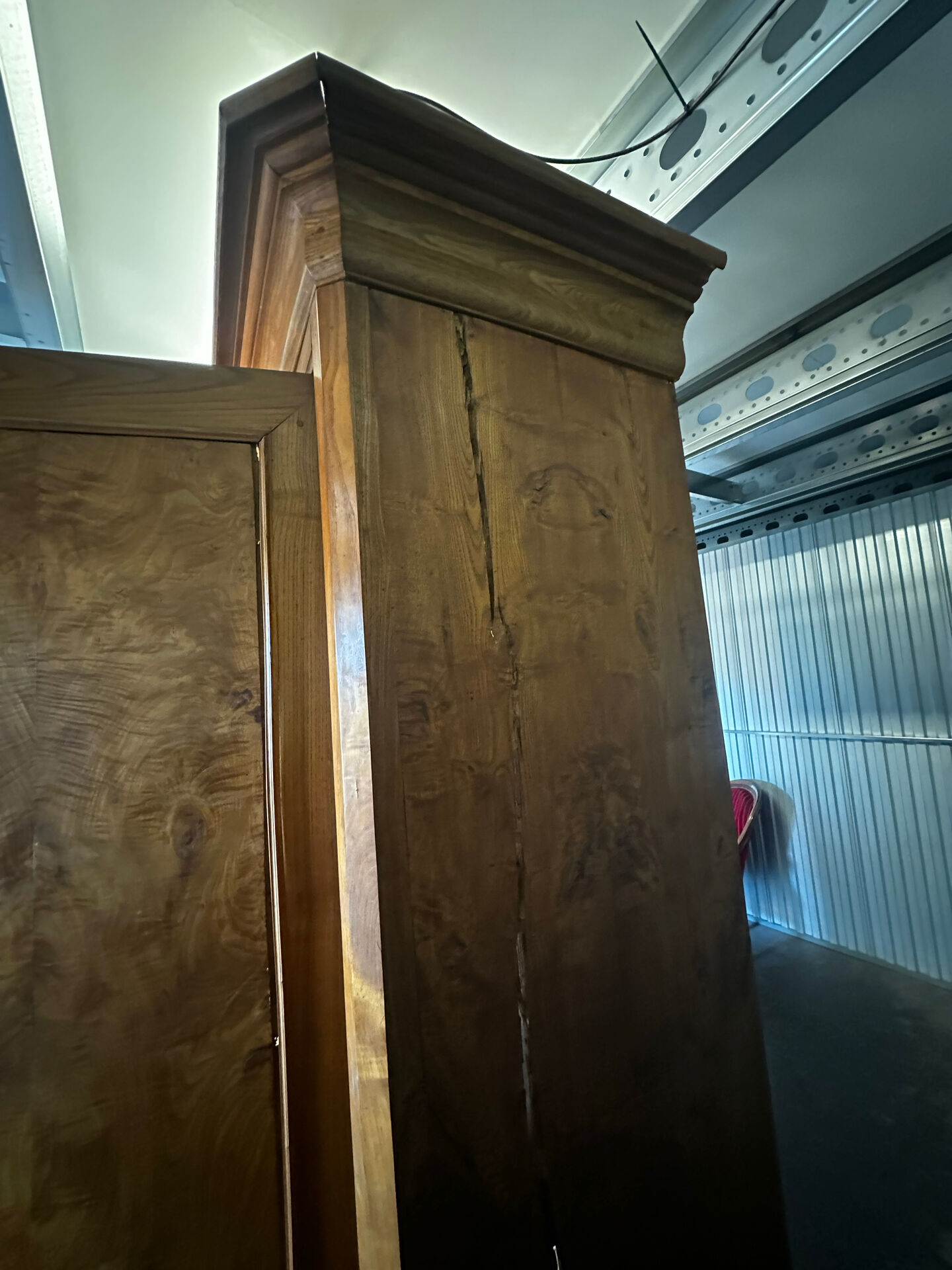 Armoire en orme massif d’époque Restauration, XIXe siècle