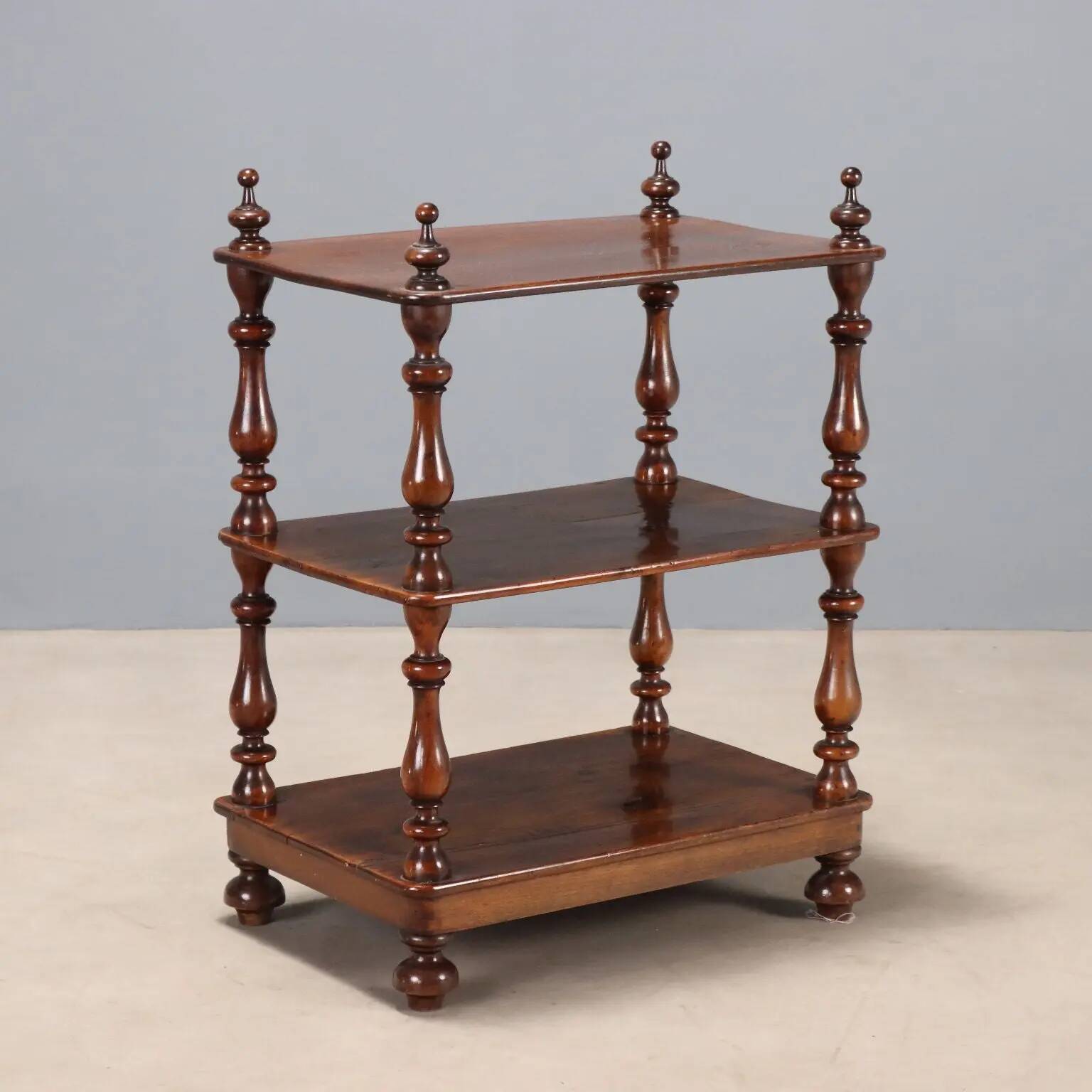 Walnut shelf, Italy, 19th century