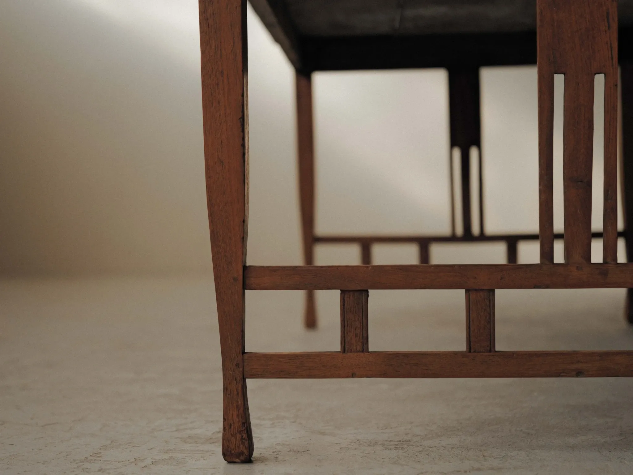 Arts & Crafts table in solid oak, around 1900
