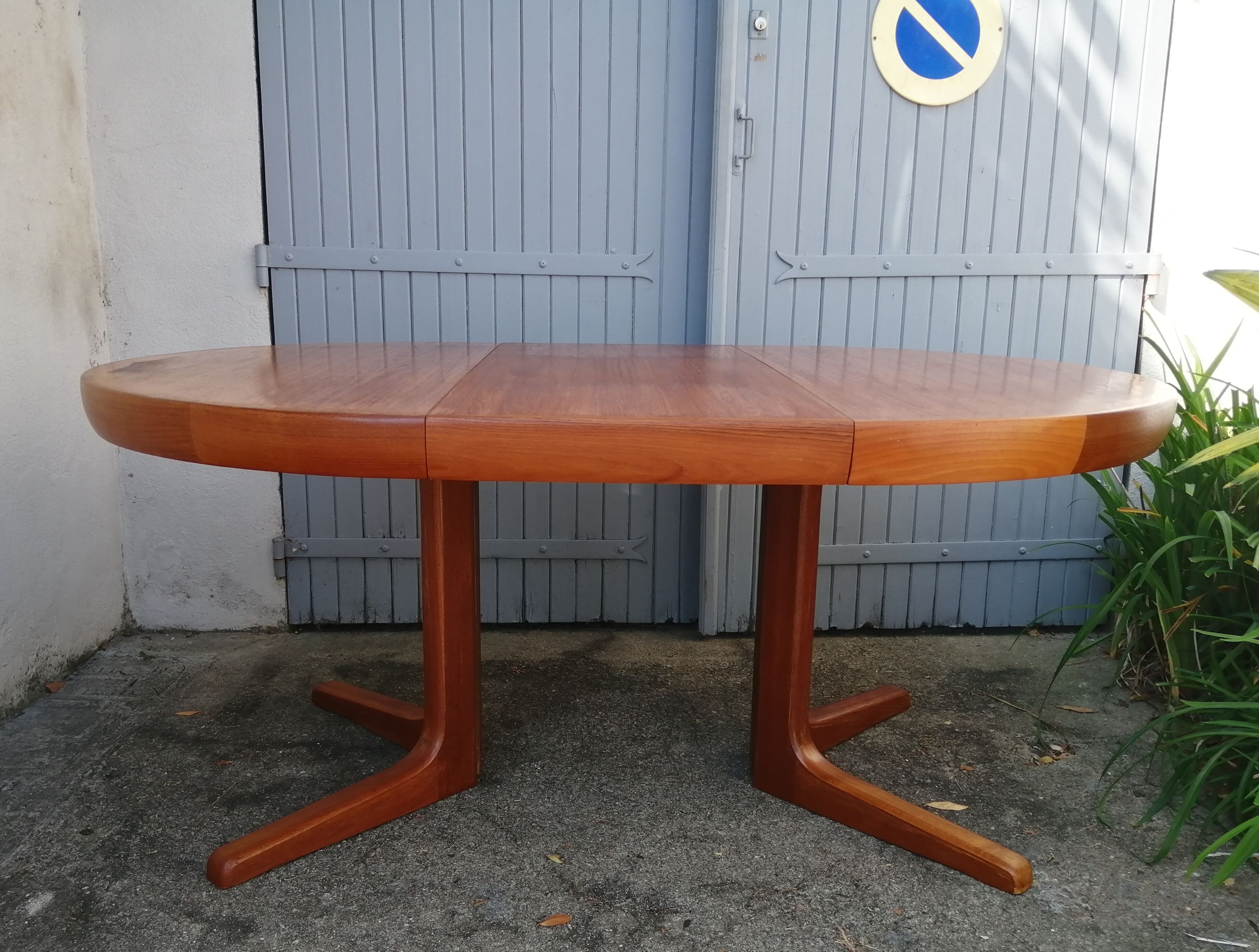 Danish teak dining table from the 1971s with extension cord