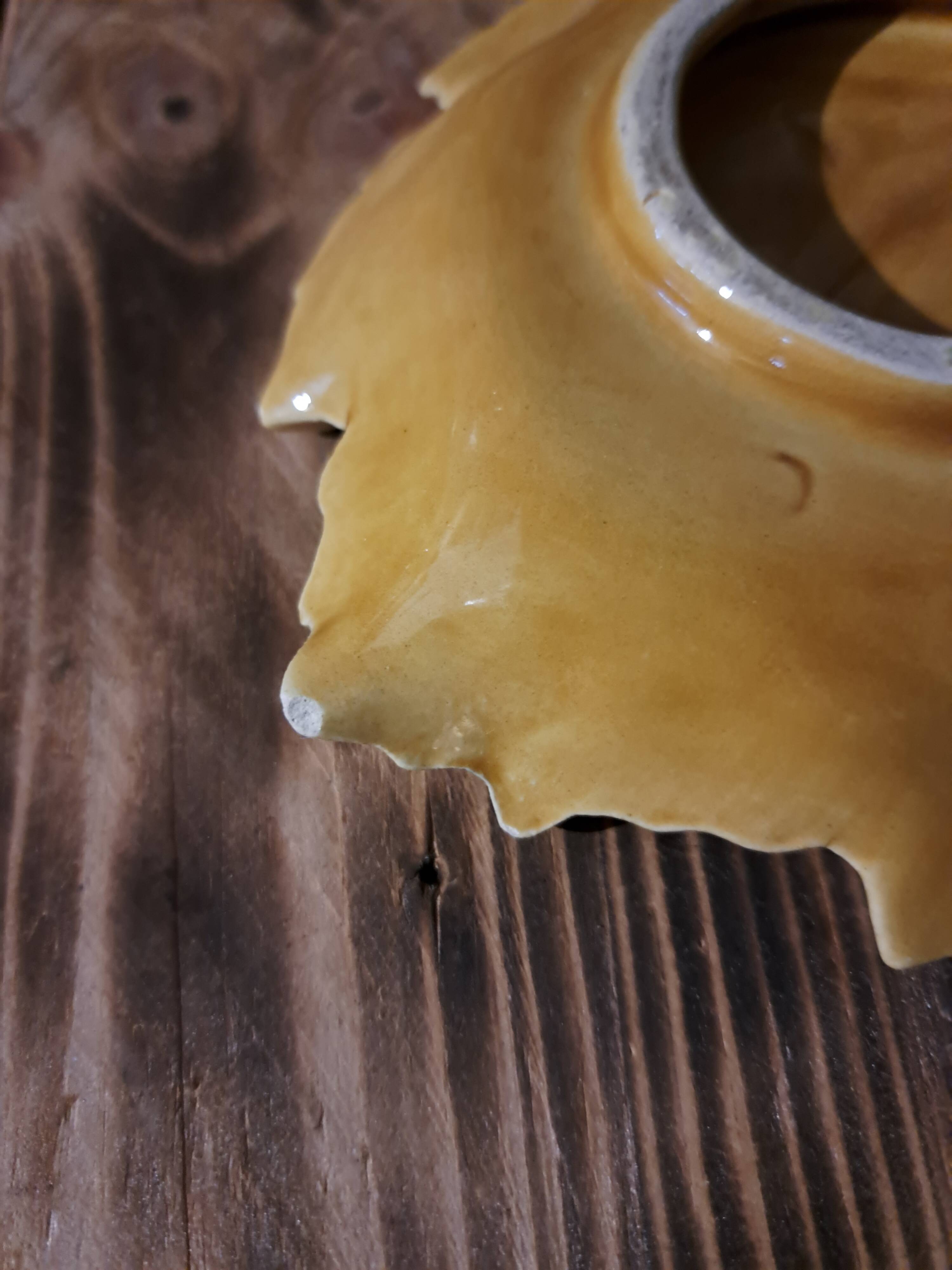 Empty yellow ceramic pocket in the shape of a leaf