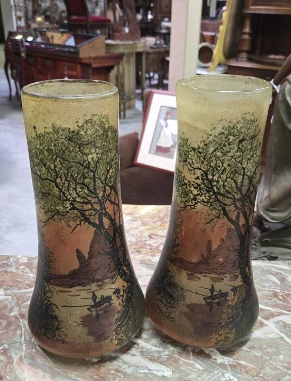 Paire de vases en verre émaillé, à décor finement peint