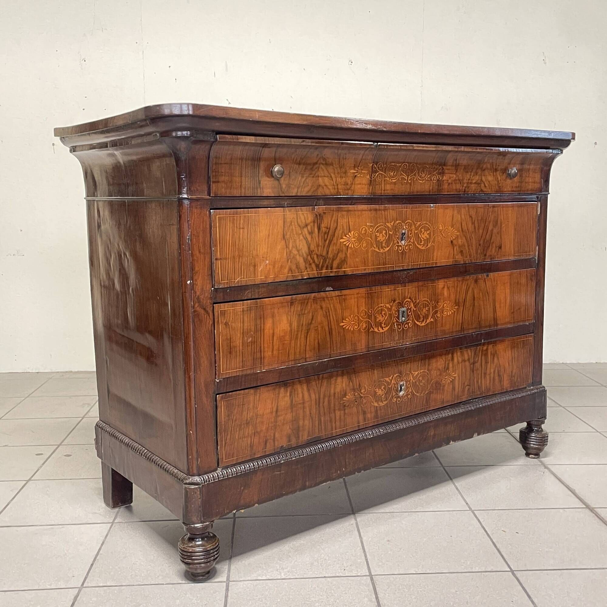 Commode italienne Carlo X datant du 19ème siècle.
