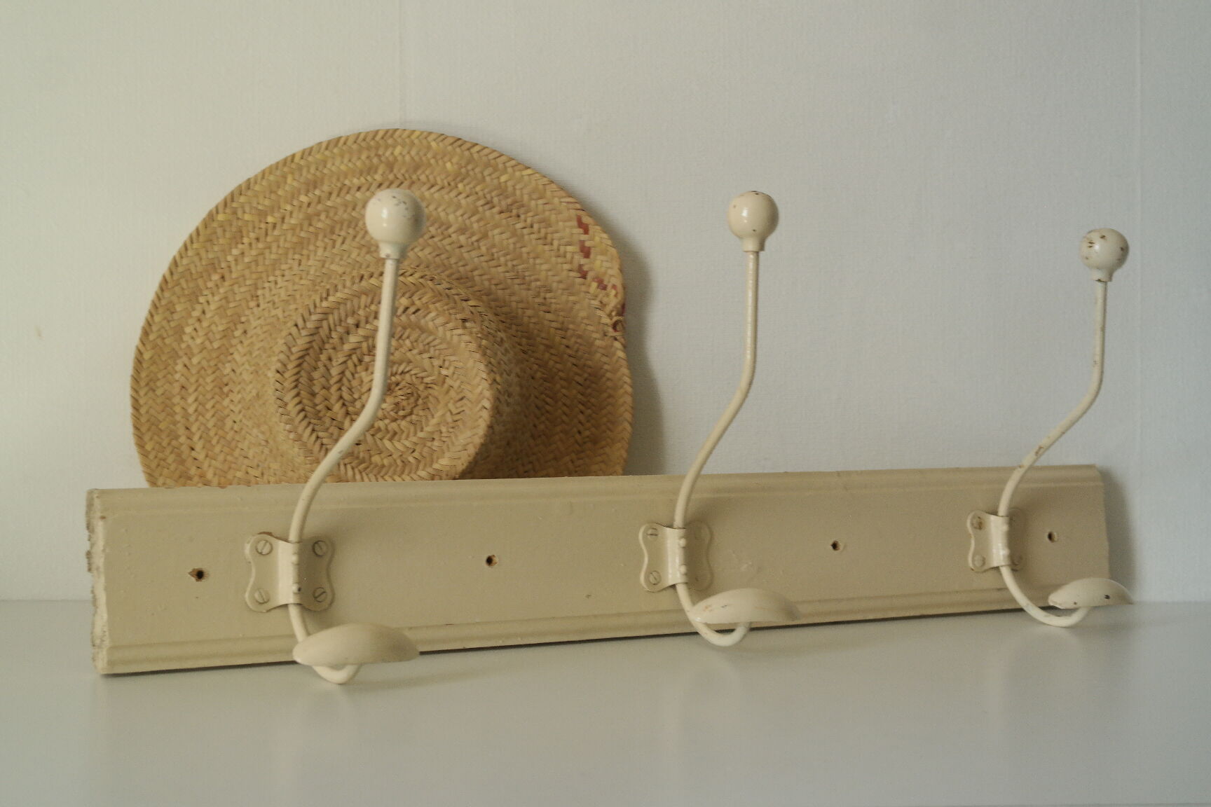 Porte manteau murale vintage bois et métal beige