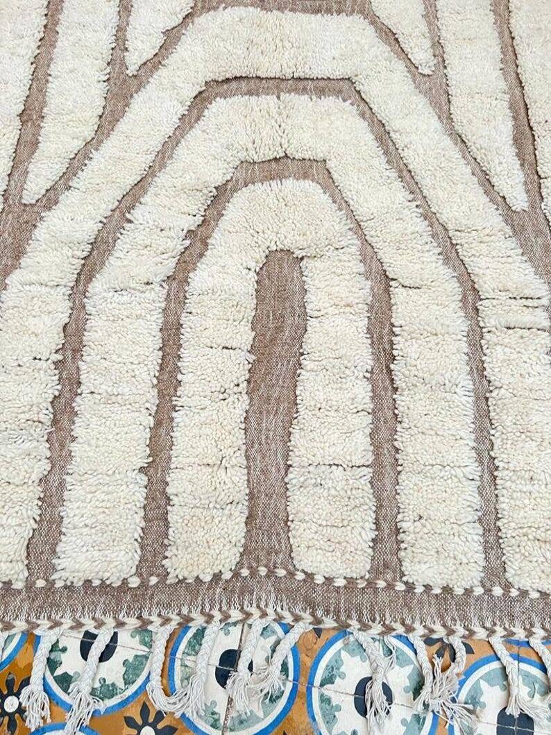 Ecru Moroccan rug with geometric patterns 280cm x 180cm