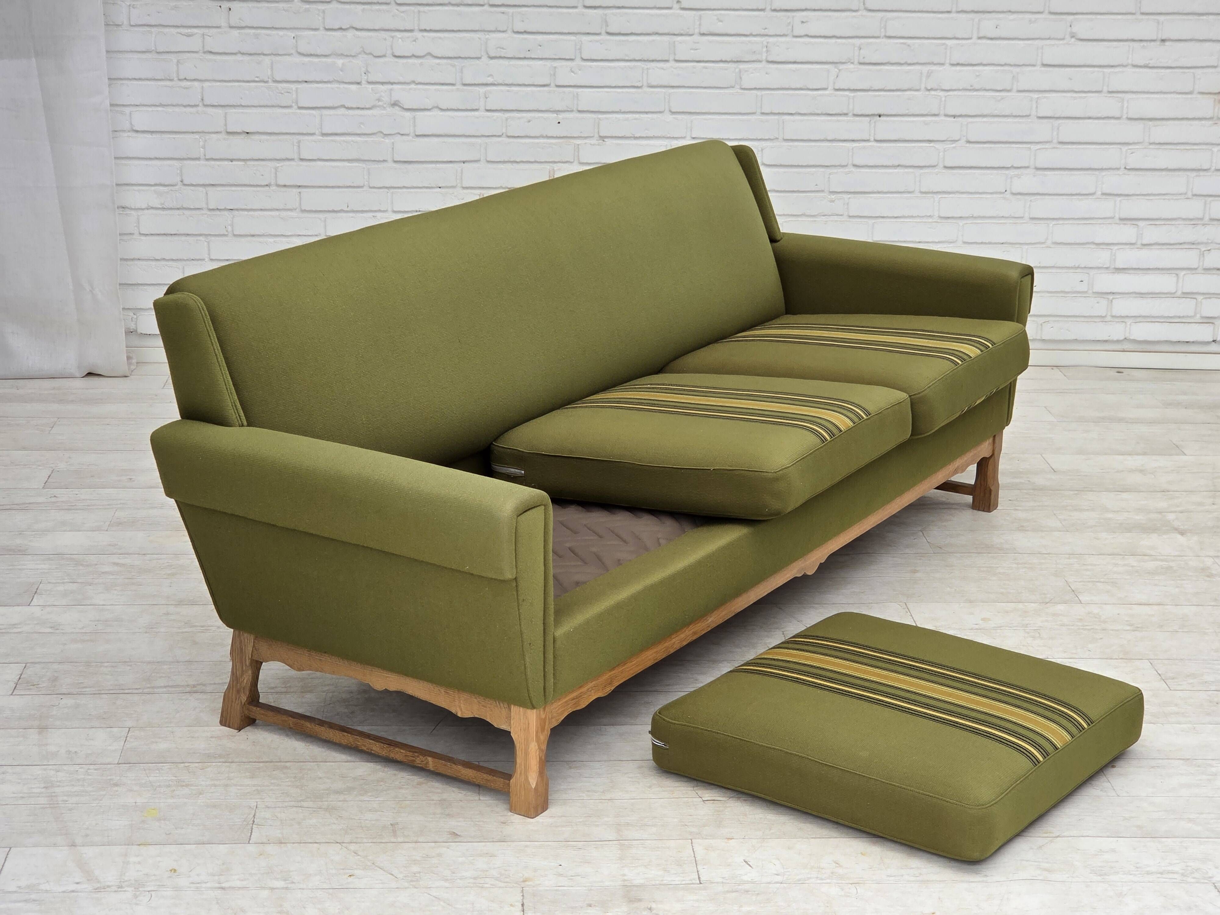Canapé danois 3 places des années 1970, en laine de mobilier verte, bois de chêne.