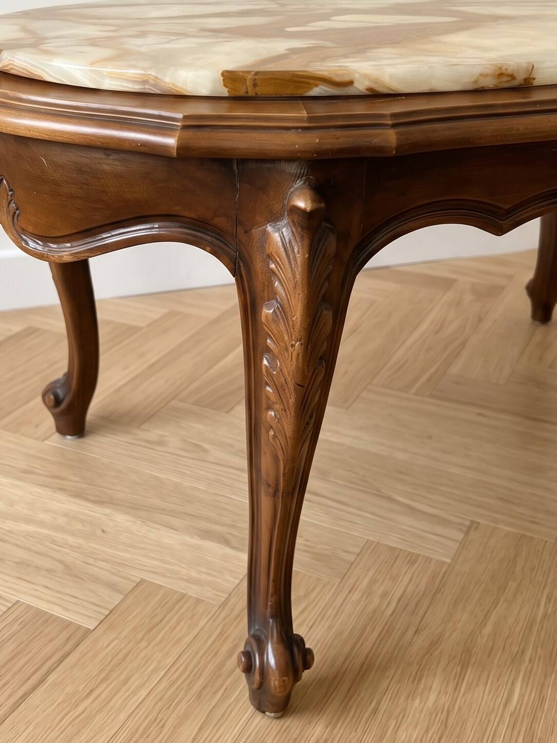 Oval coffee table in Louis XV style made of onyx and solid wood.