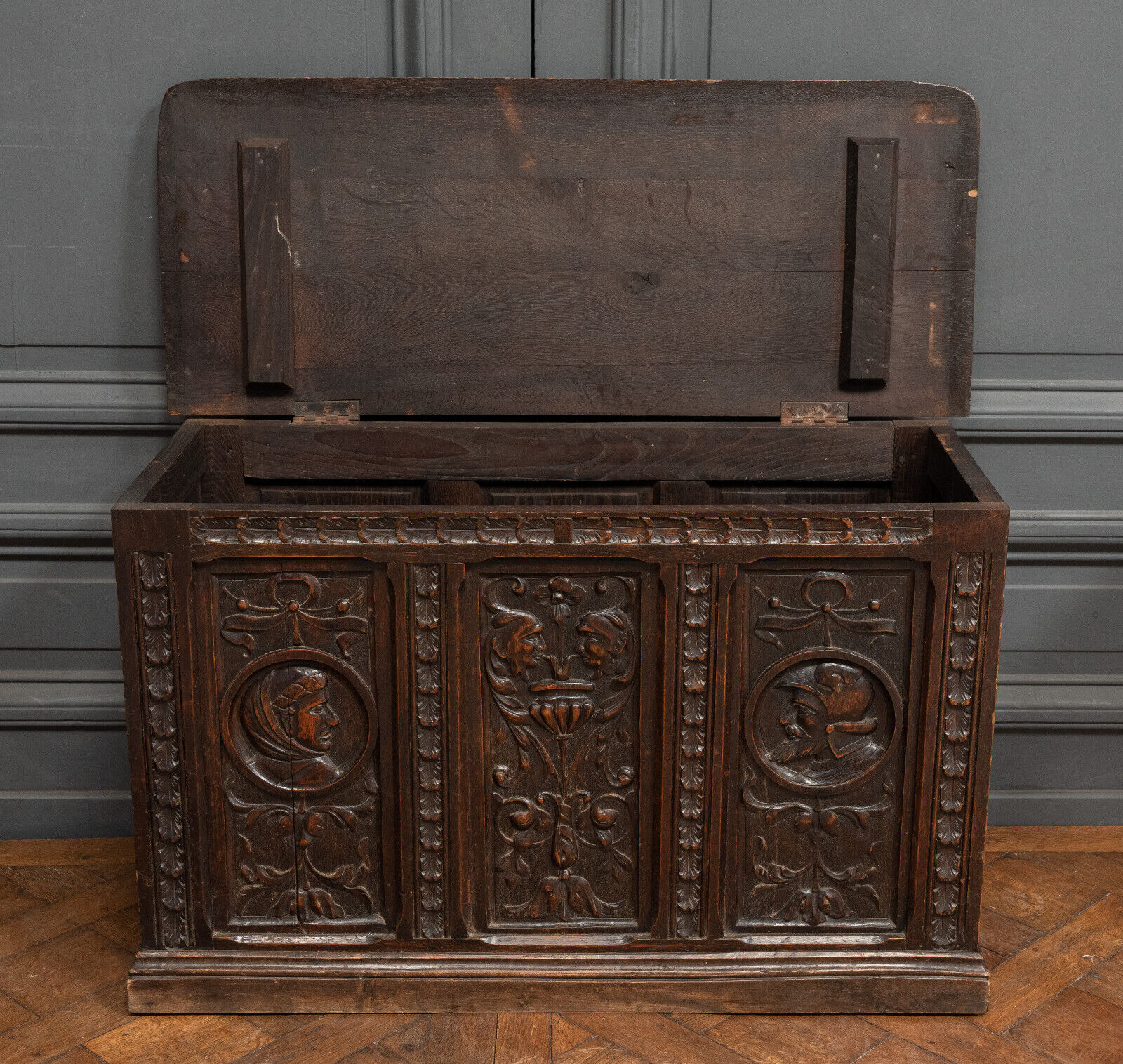 Coffre néogothique 3 panneaux décor Renaissance début XXe