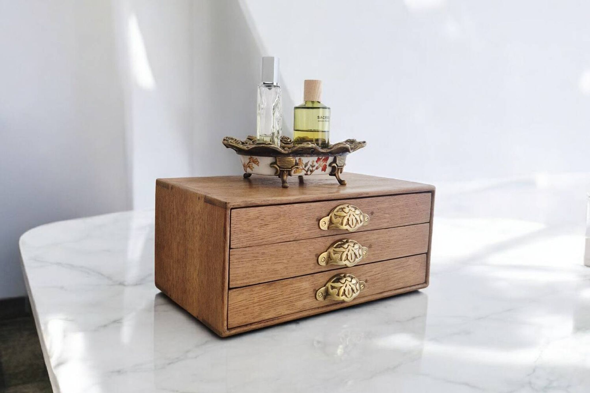 Small storage chest of drawers in oak and brass - 1900s period