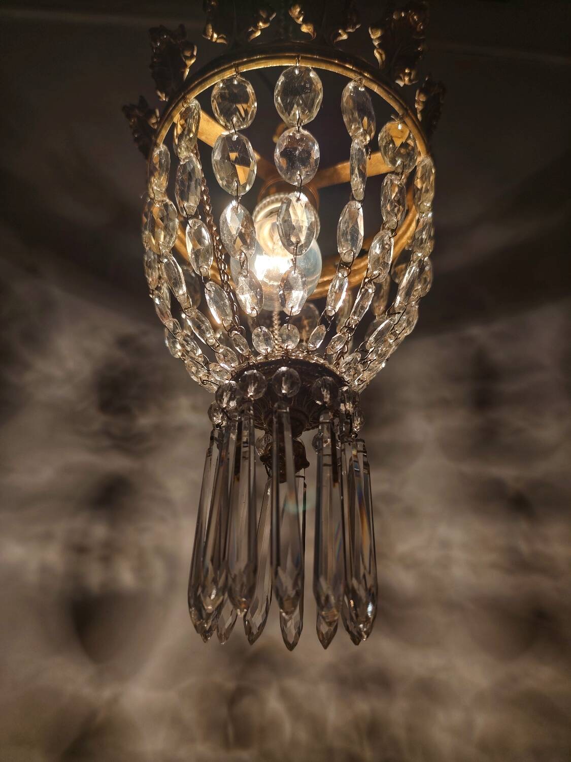 Lámpara de techo de cristales. España, 1950s.