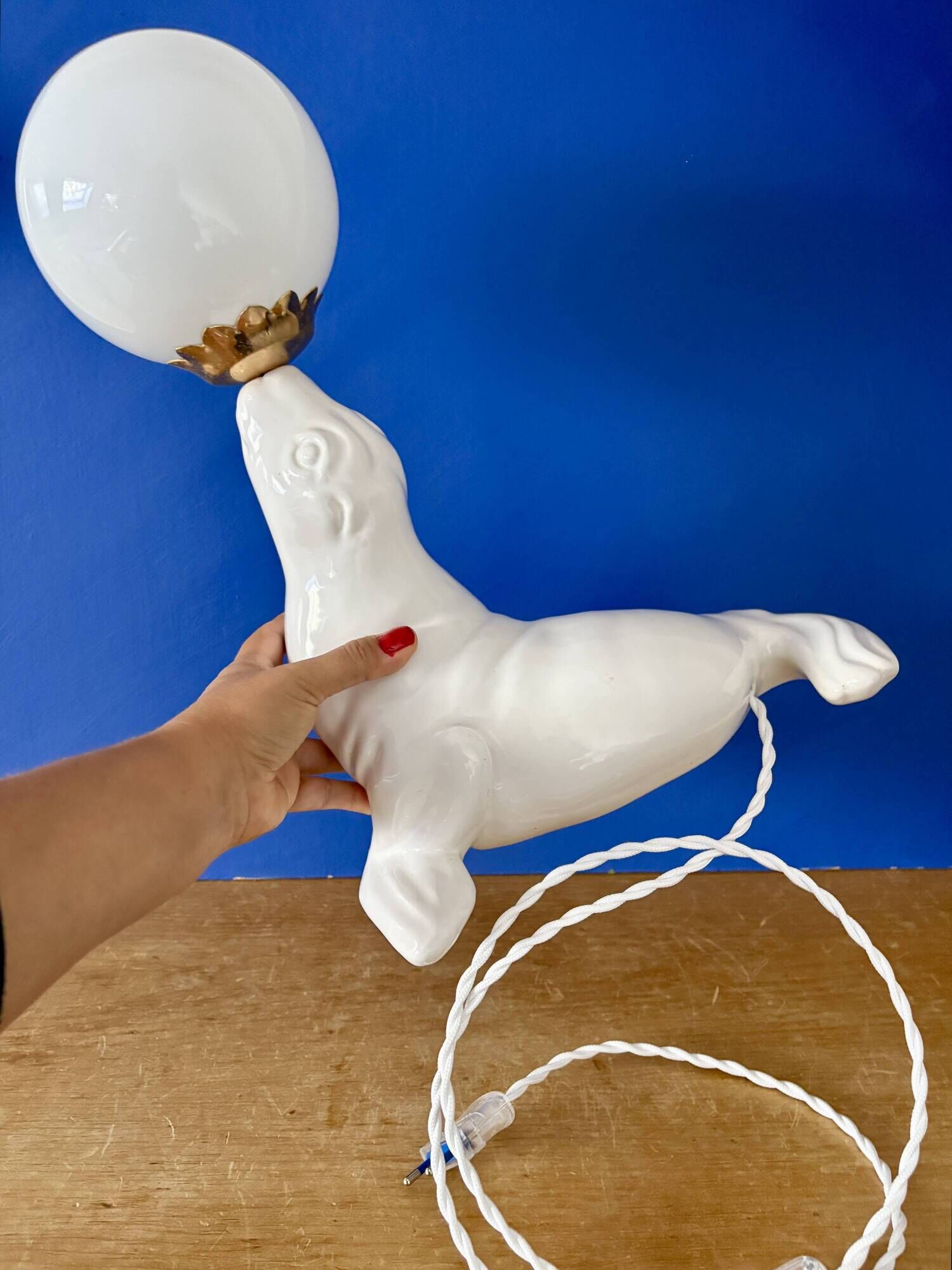Vintage seal lamp in white ceramic and opaline.