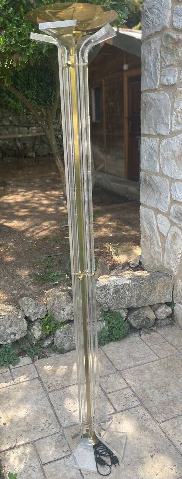 Lampadaire en plexiglass et laiton doré époque xxeme siècle