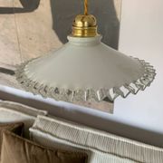 Suspension baladeuse vintage opaline blanche dentelle