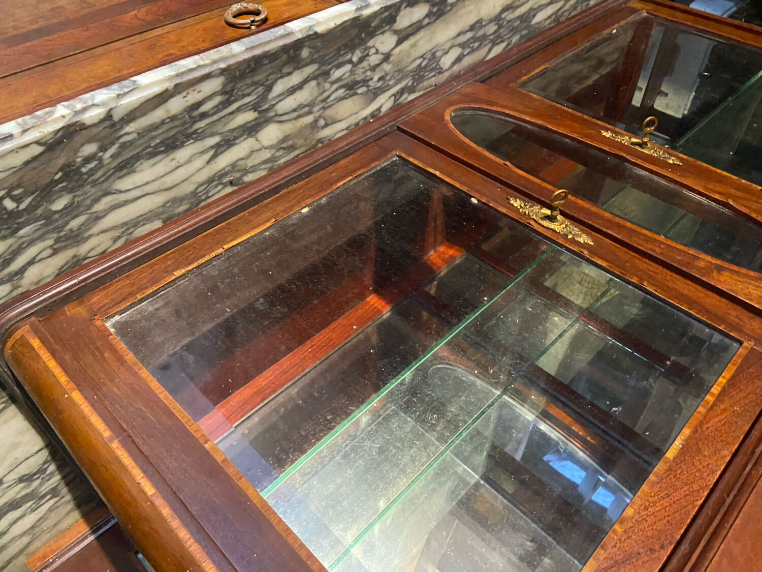 Buffet a vitrine style louis  XVI des annees 20