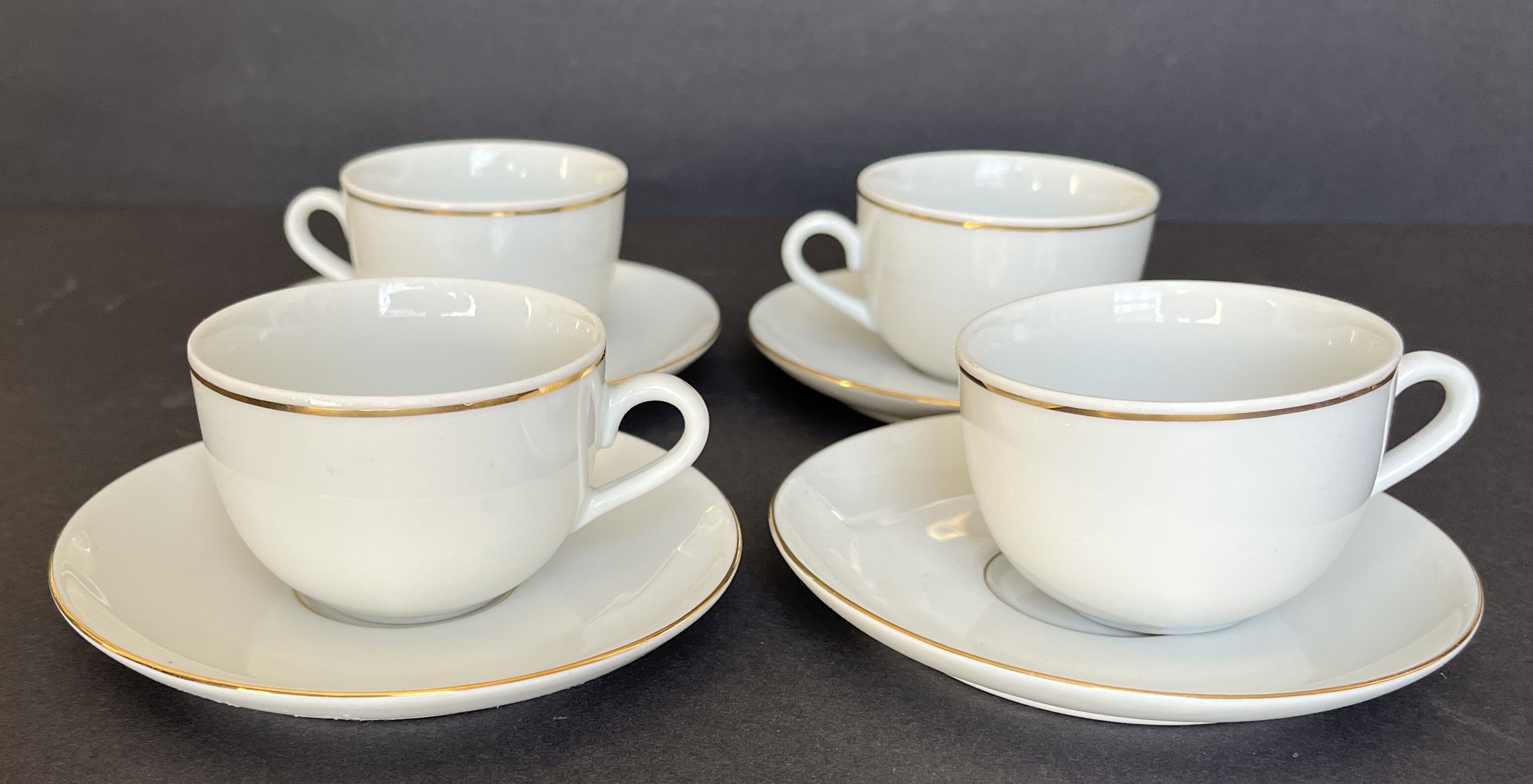 Set of 4 porcelain cups and sub-cups