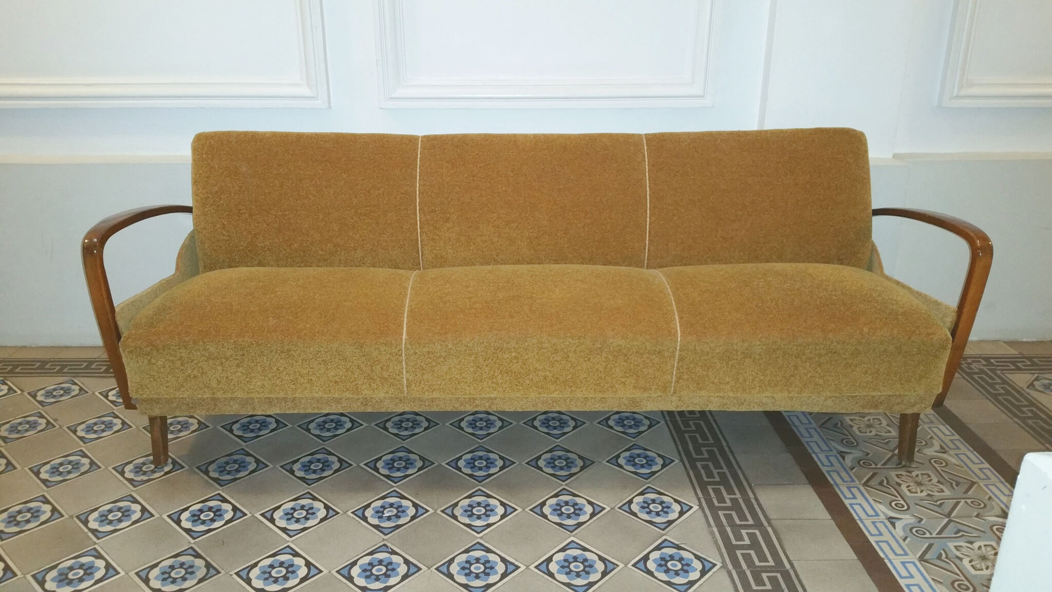 Scandinavian 50s/60s gold daybed canapé.