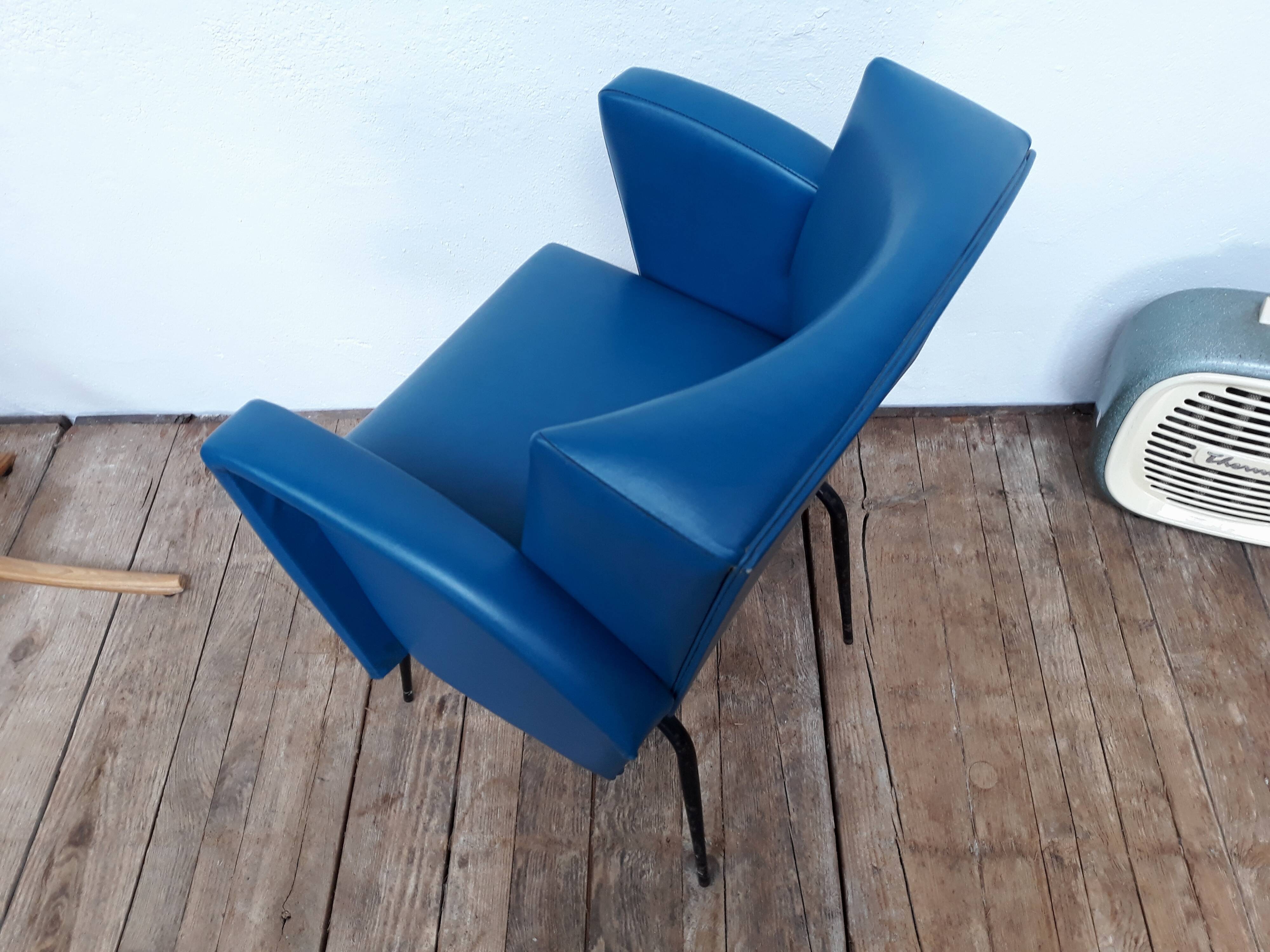 Fauteuil vintage en skaï et pieds métal