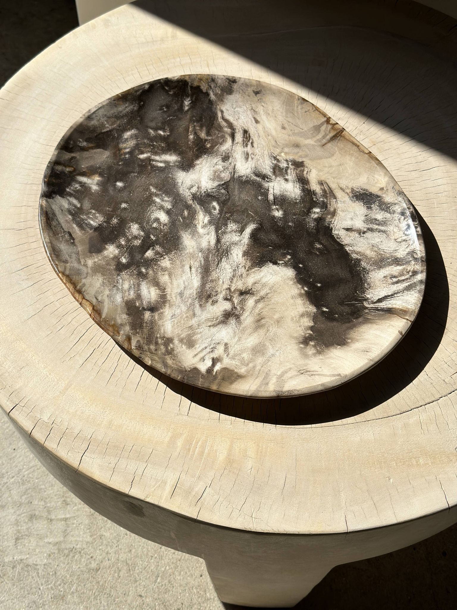 Très grand vide poche ou plat en bois pétrifié